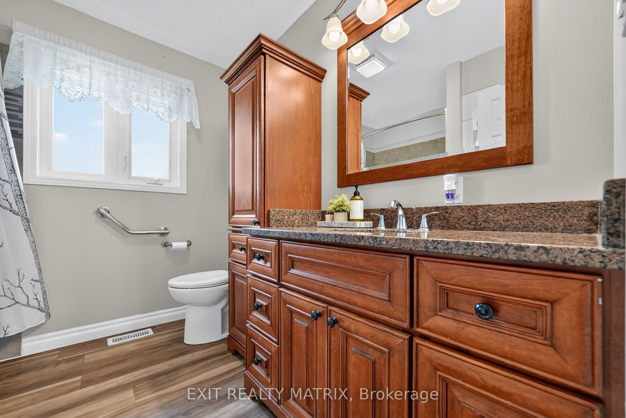 2871 Russland Road Property Photo 22