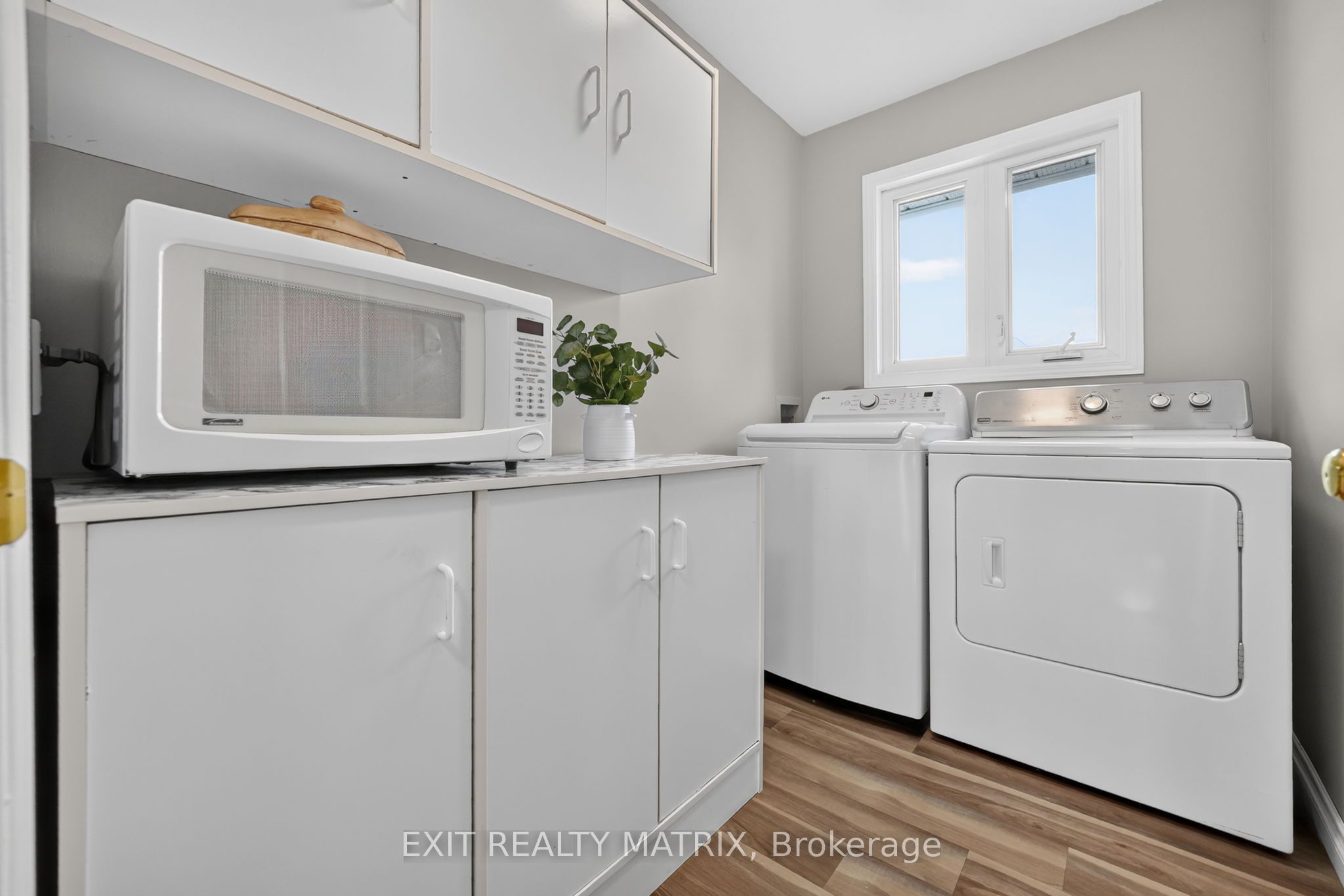 2871 Russland Road Property Photo 24