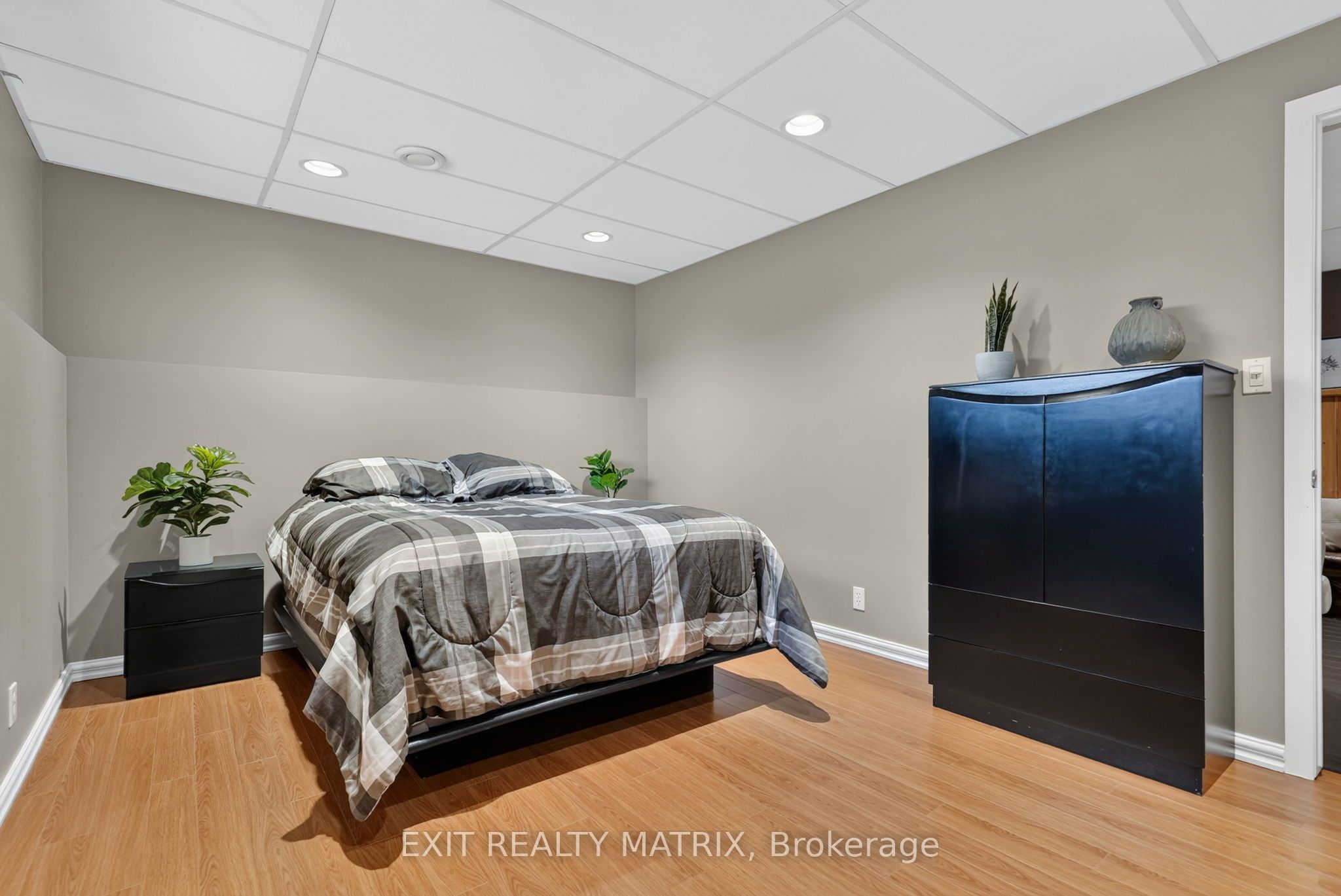 2871 Russland Road Property Photo 25
