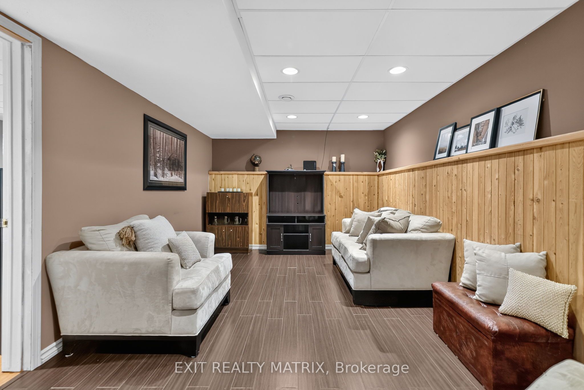 2871 Russland Road Property Photo 27