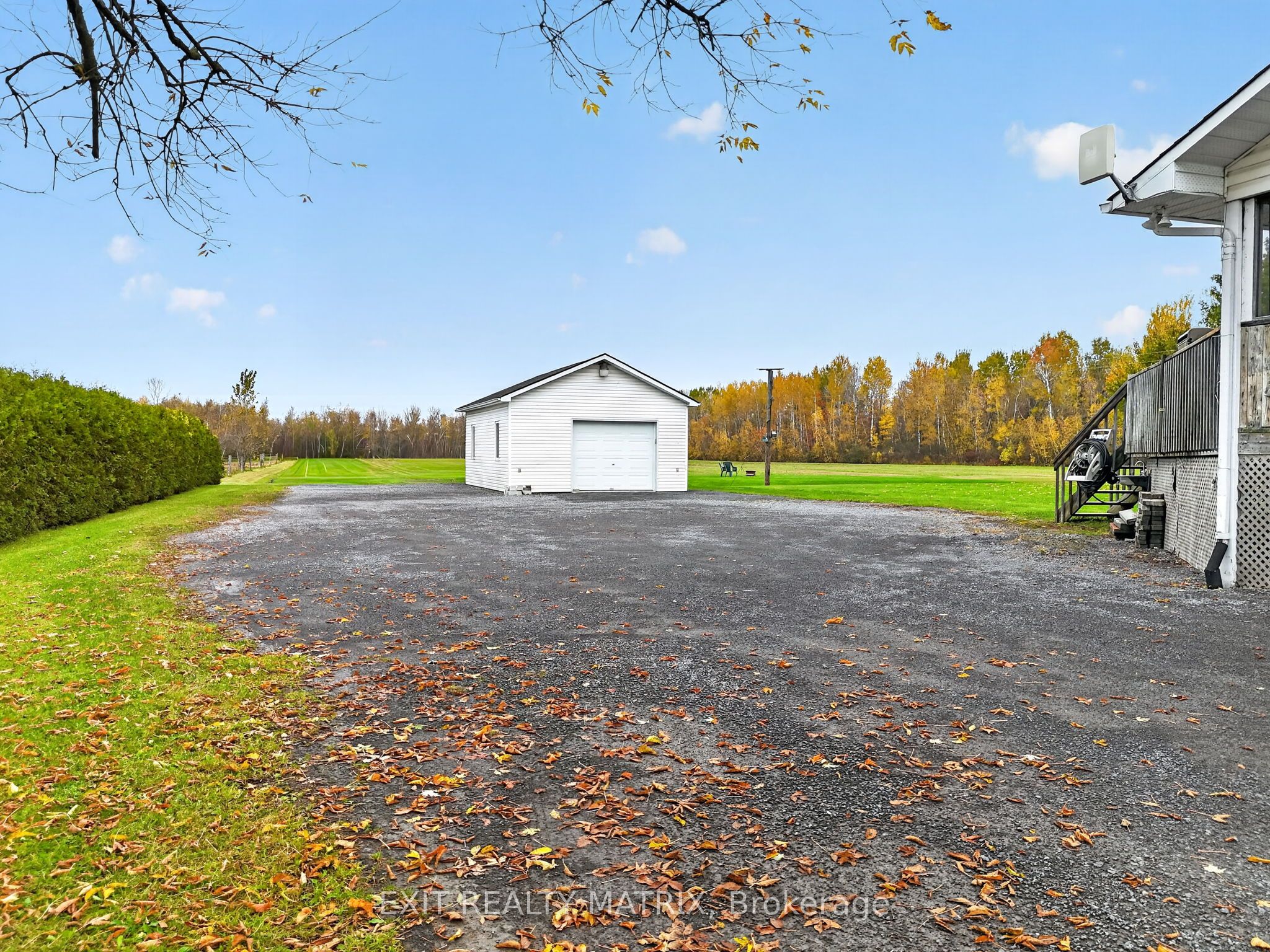 2871 Russland Road Property Photo 35