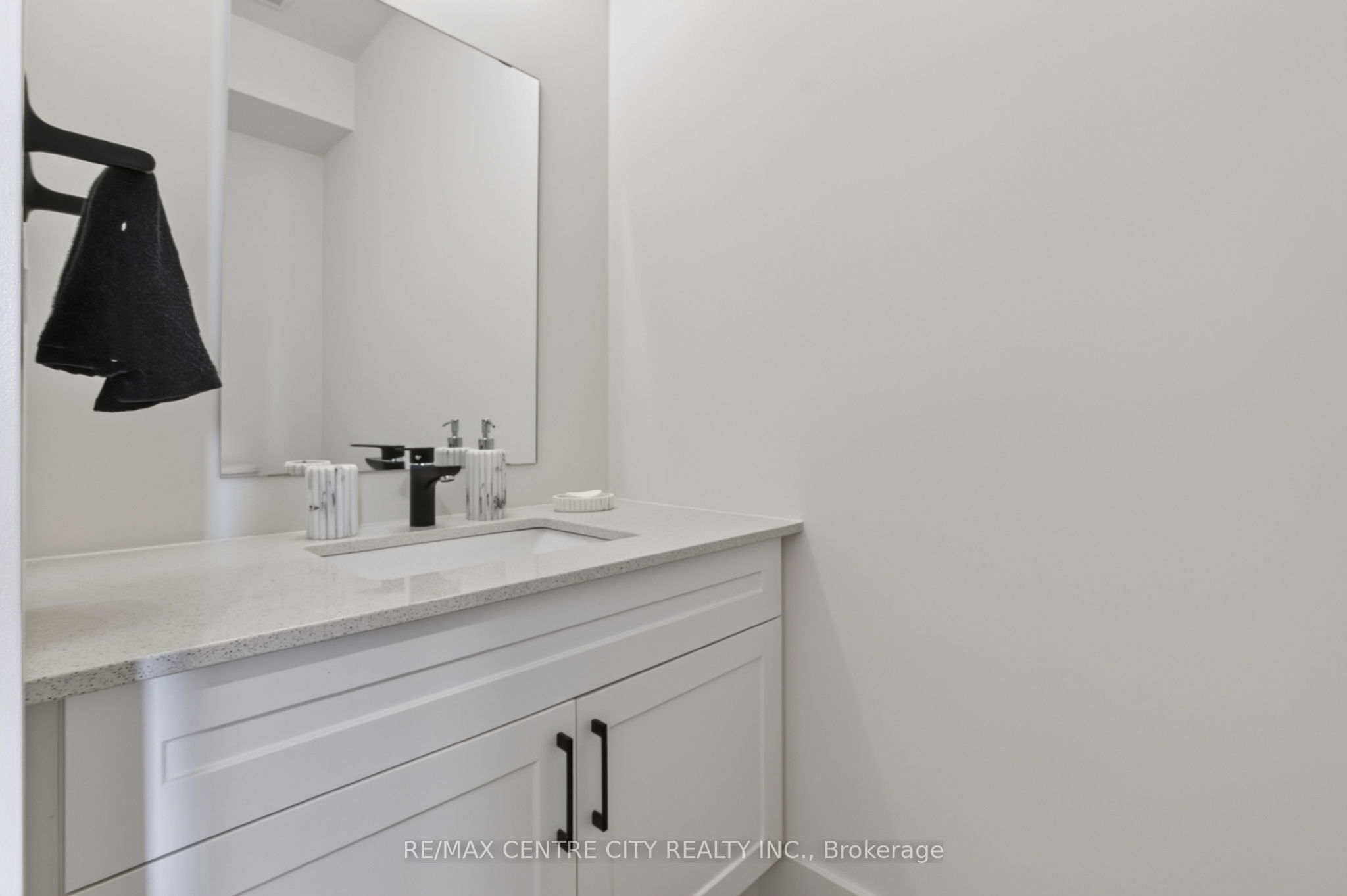 1595 Capri Crescent 56 Property Photo 12