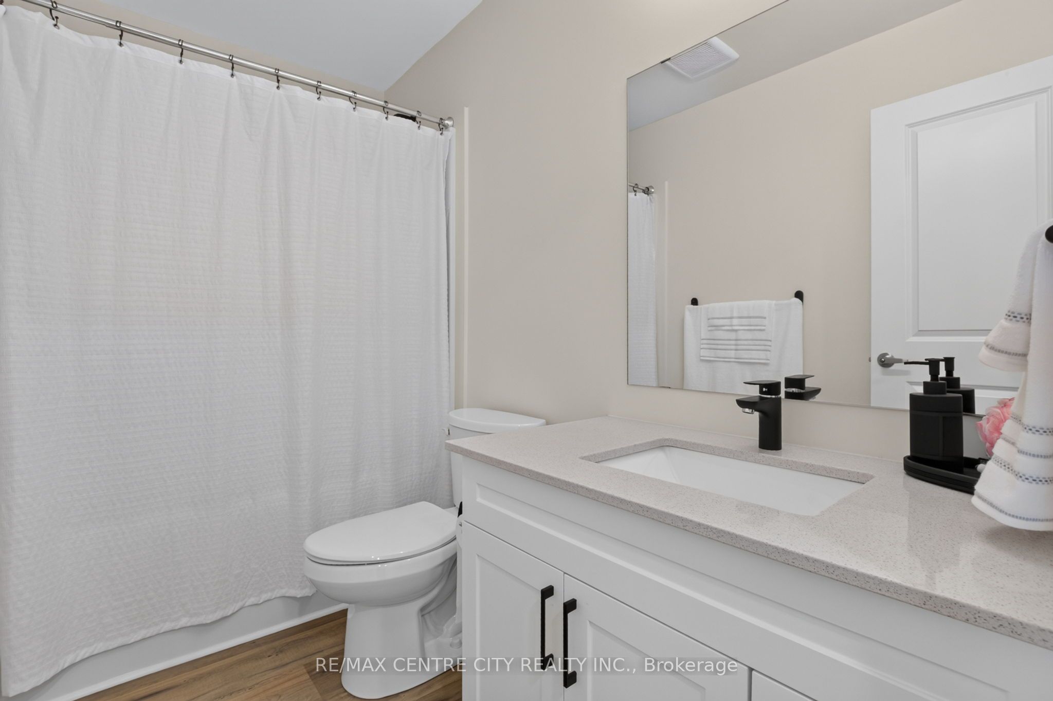 1595 Capri Crescent 56 Property Photo 33