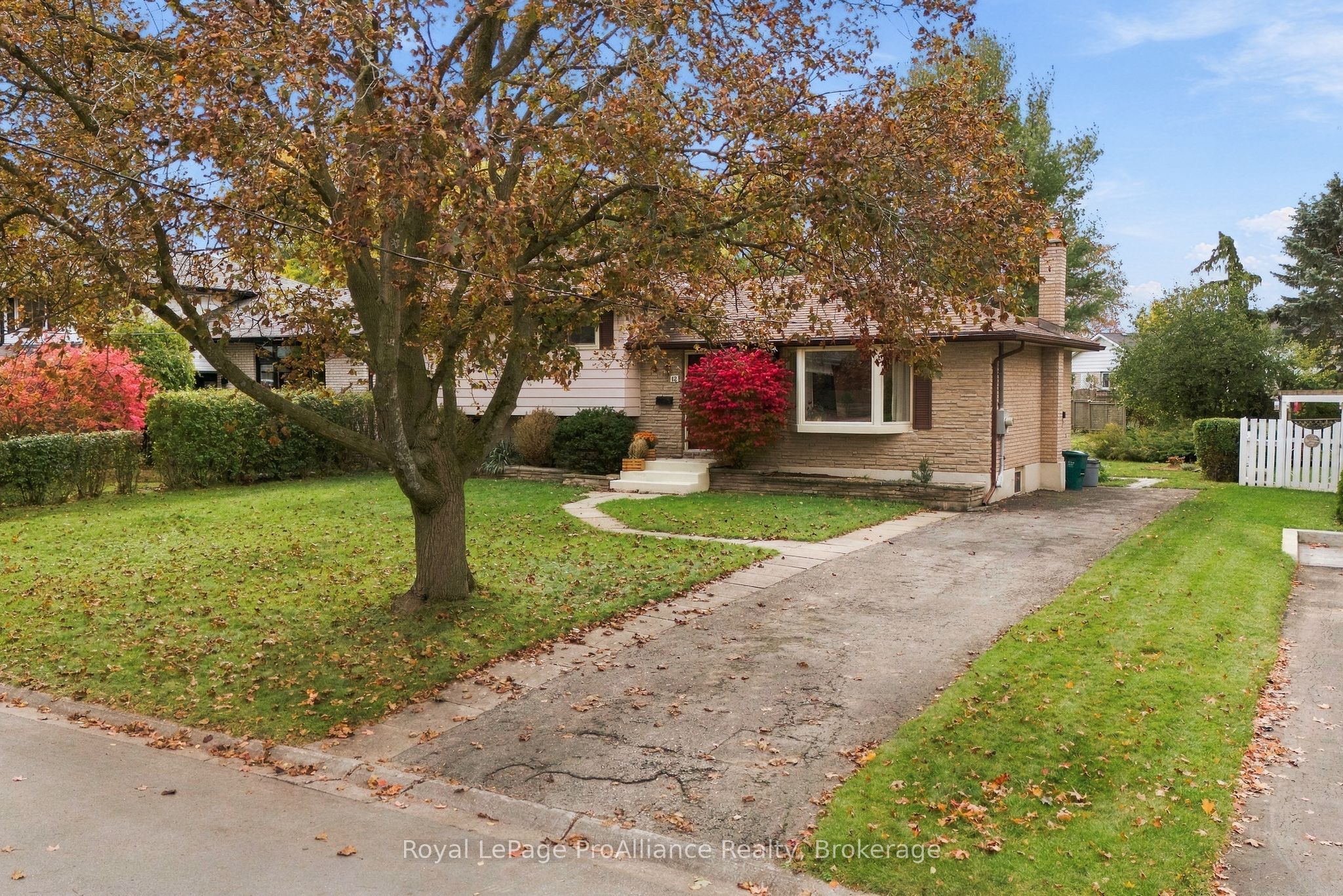 12 Thorncliffe Drive Property Photo 2
