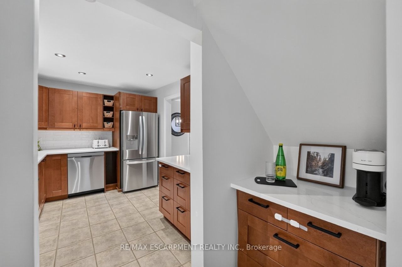 173 Main Street W Property Photo 7
