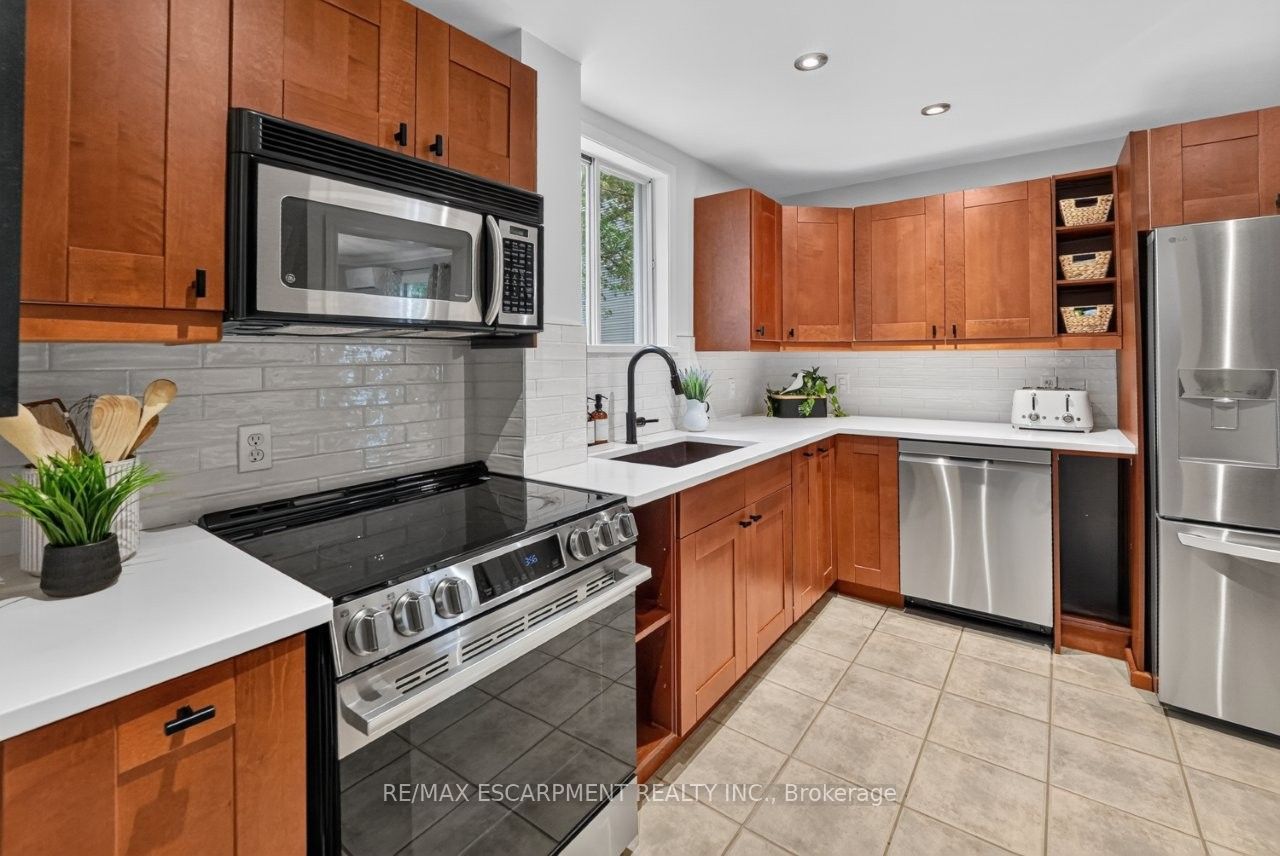 173 Main Street W Property Photo 8