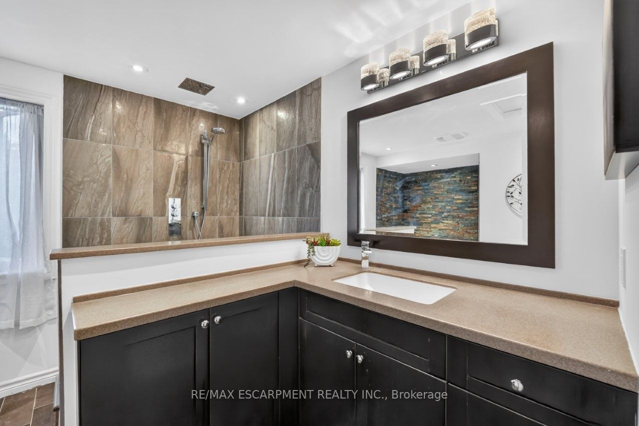 173 Main Street W Property Photo 18