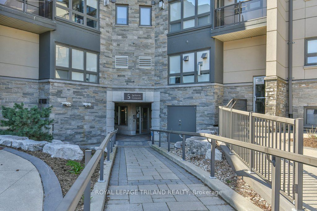 5 Jacksway Crescent 104 Property Photo 3