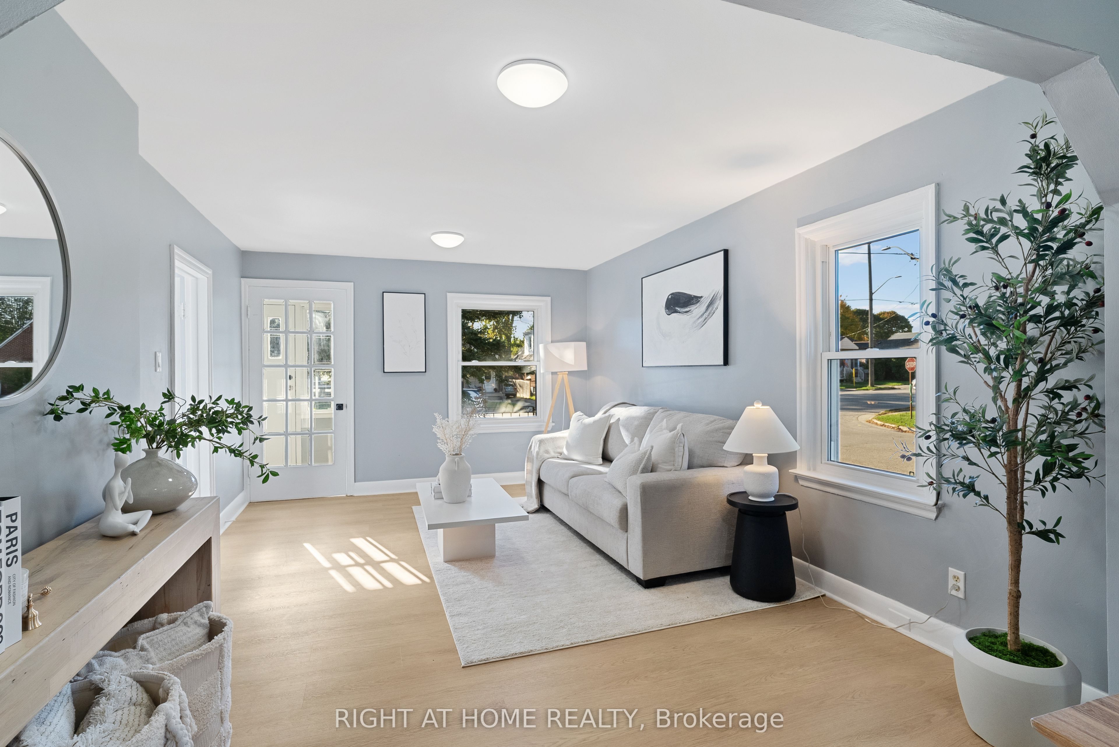 236 Highbury Avenue N Property Photo 2