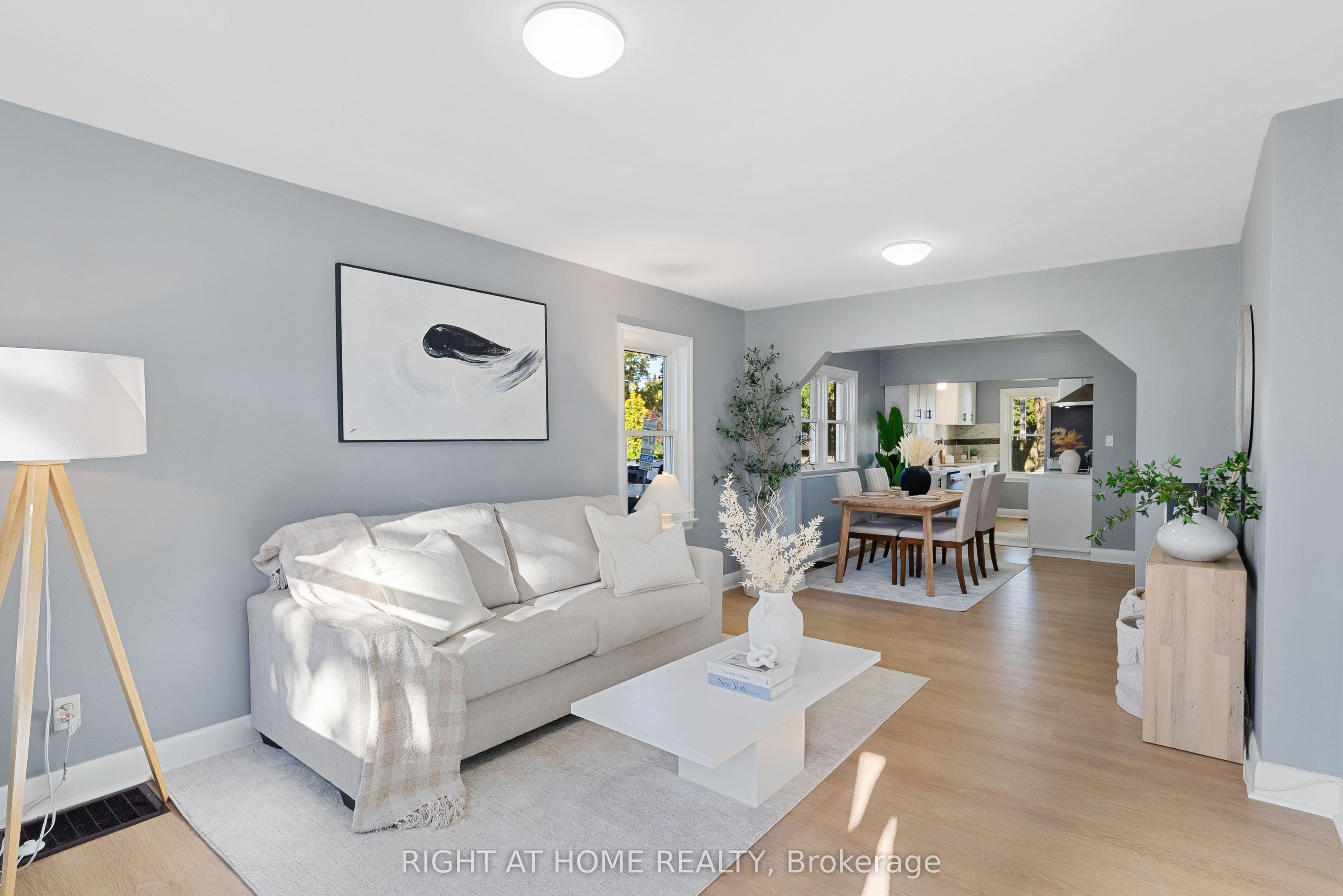 236 Highbury Avenue N Property Photo 3