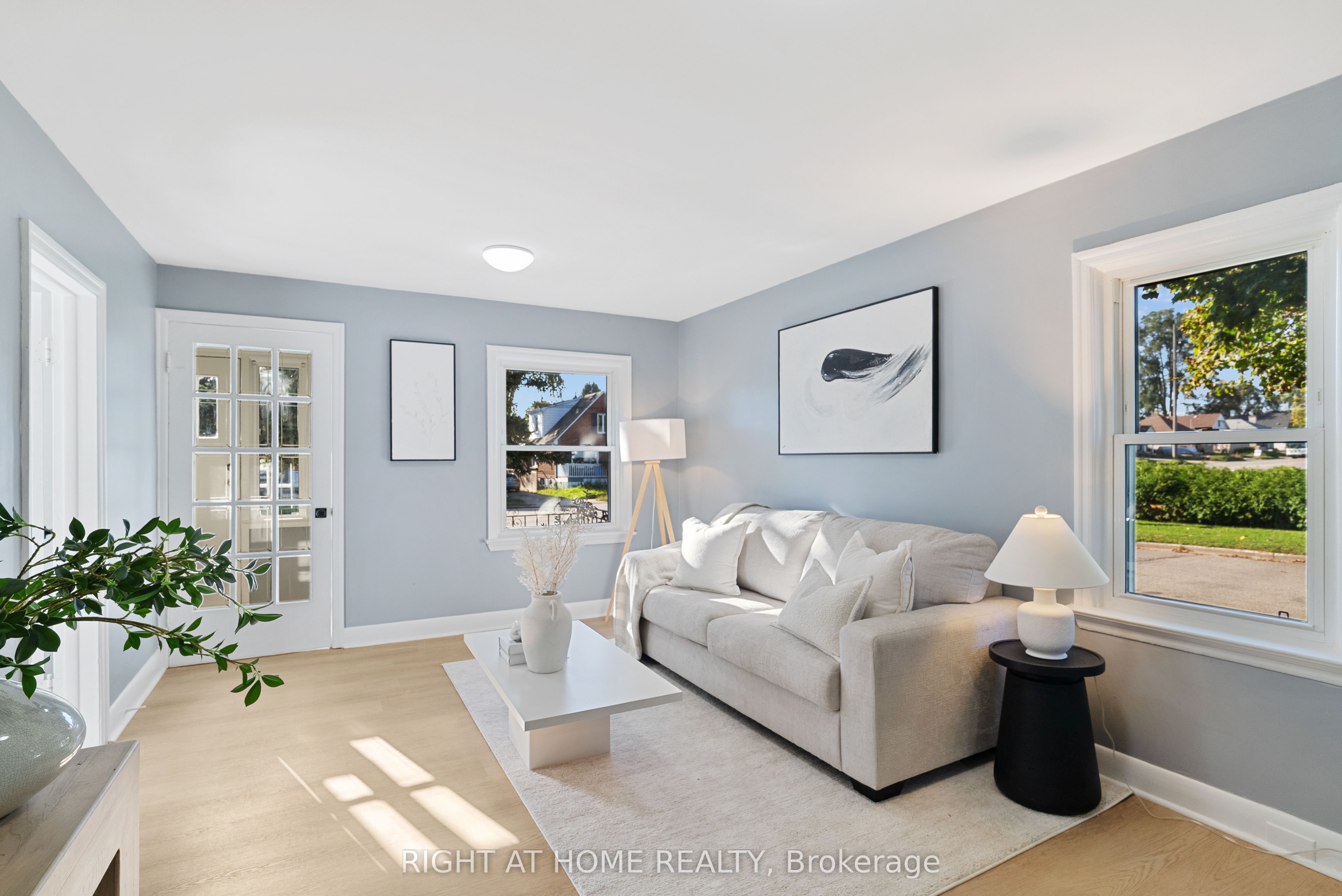 236 Highbury Avenue N Property Photo 5