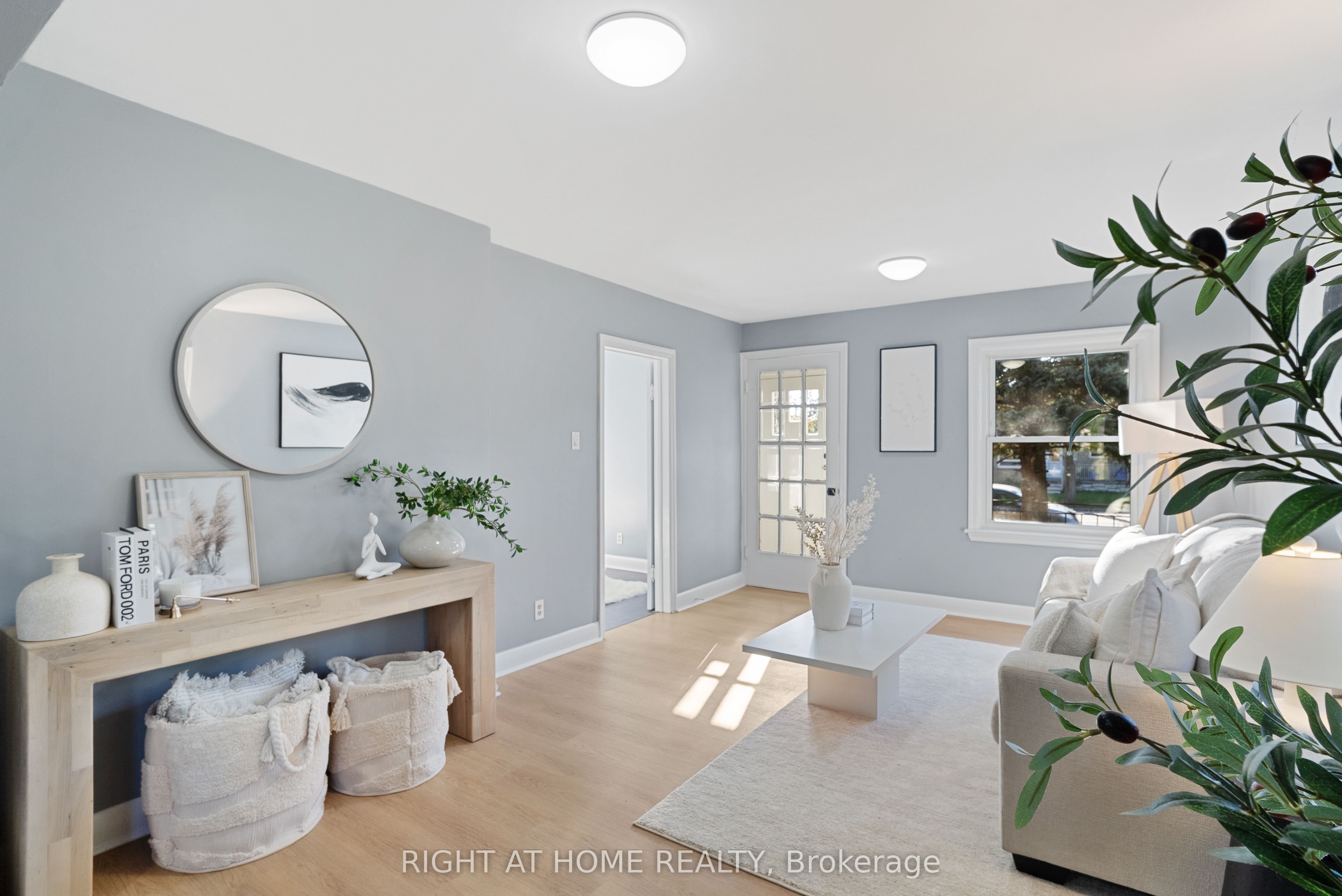 236 Highbury Avenue N Property Photo 6