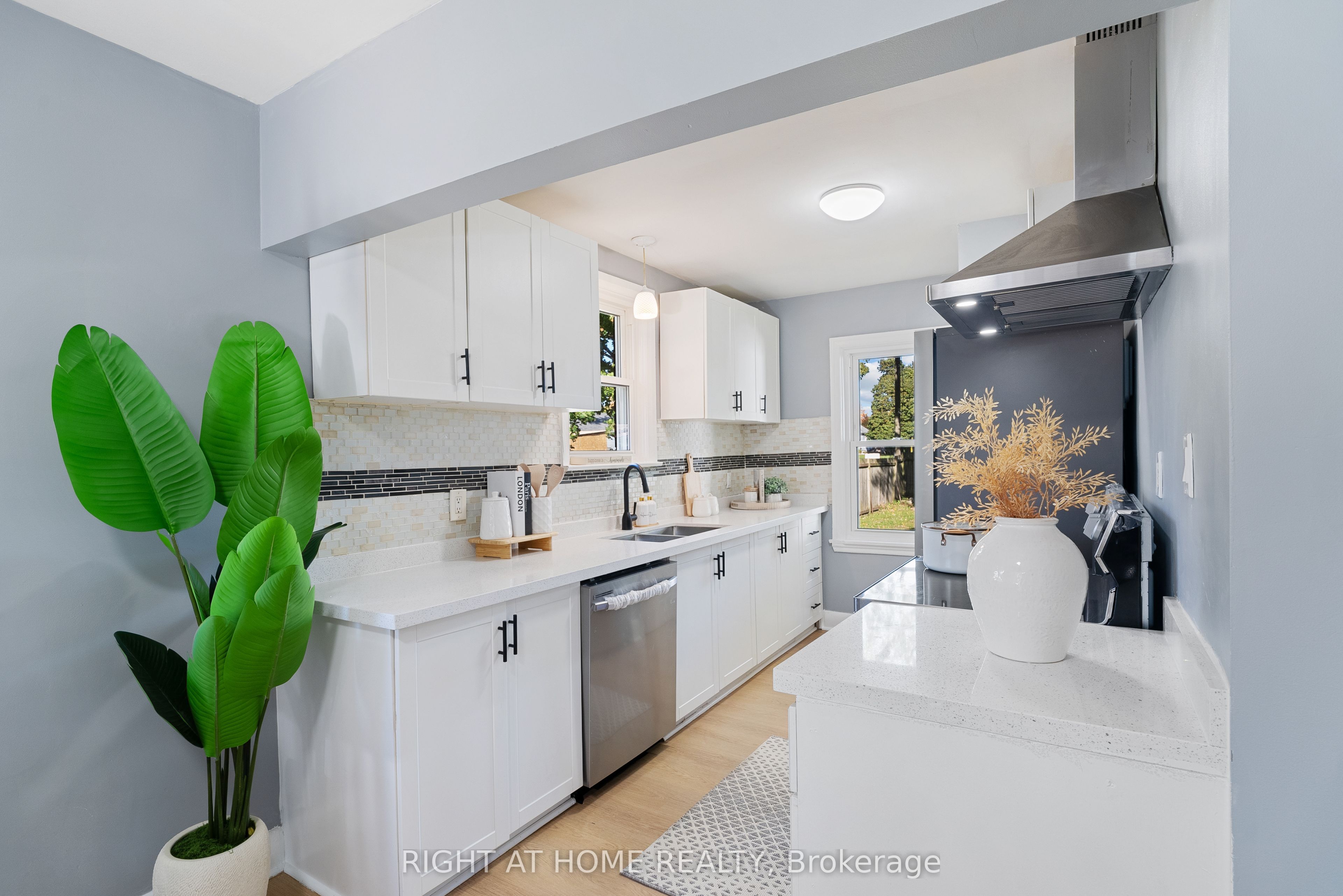 236 Highbury Avenue N Property Photo 10