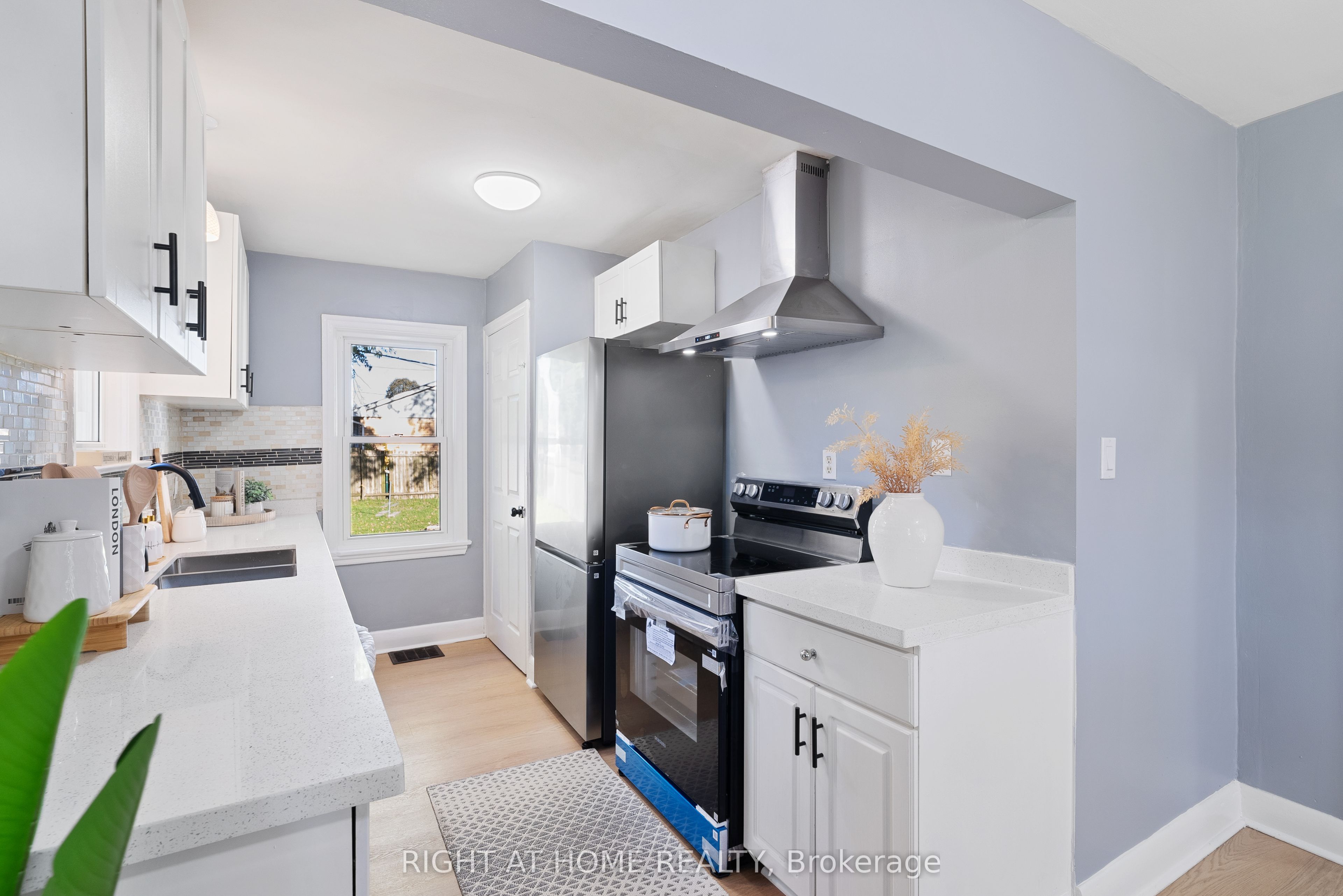 236 Highbury Avenue N Property Photo 11