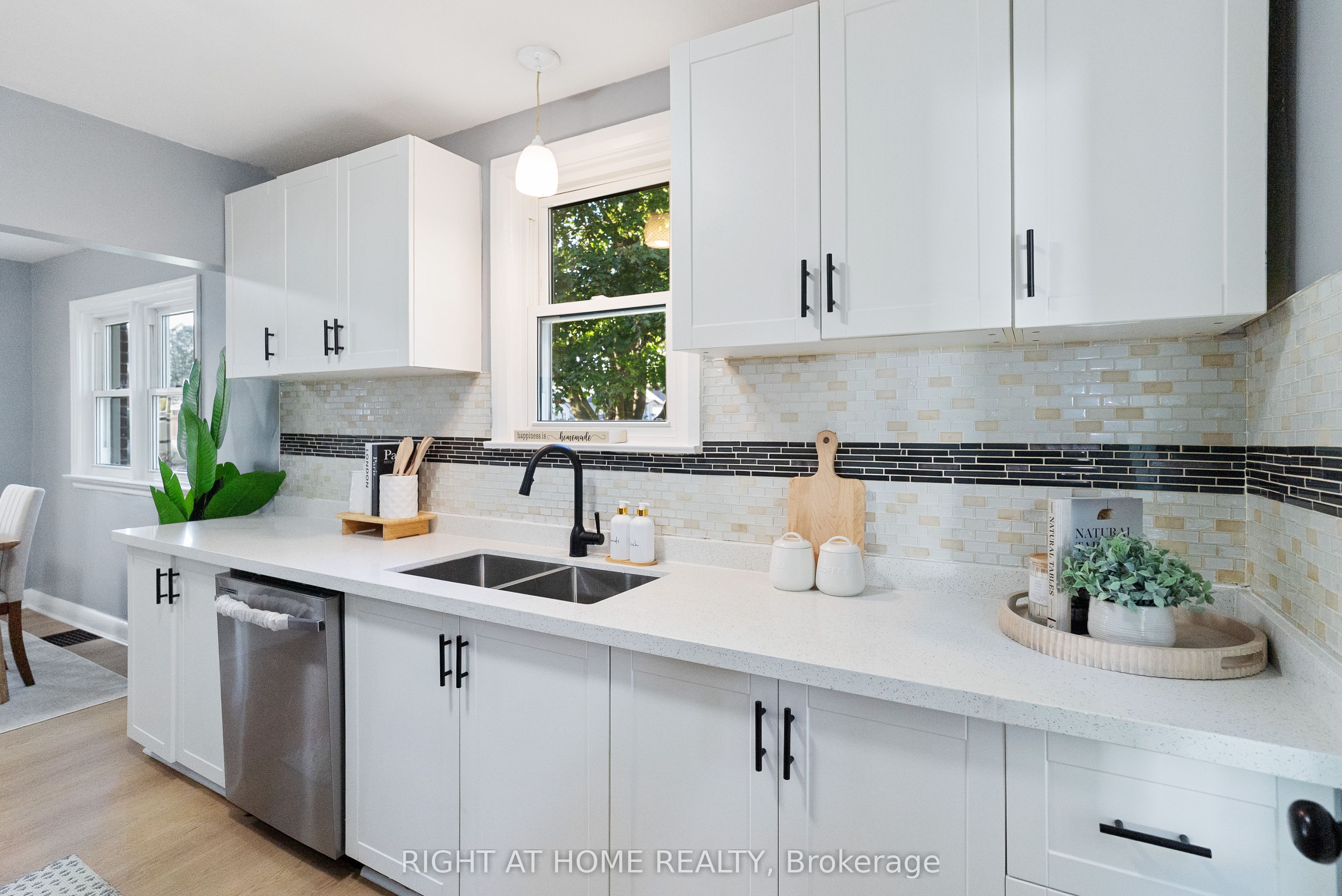 236 Highbury Avenue N Property Photo 12