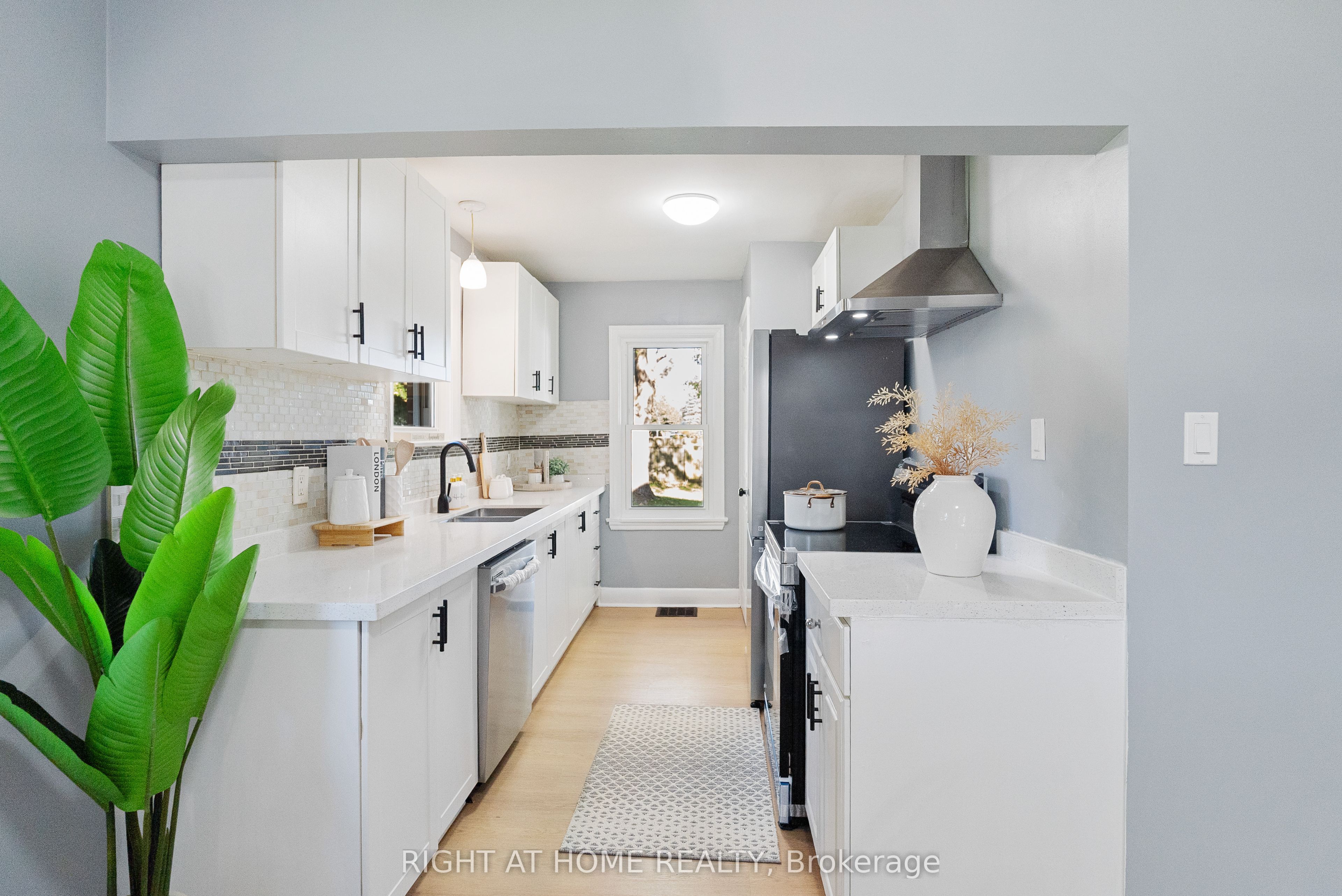 236 Highbury Avenue N Property Photo 13