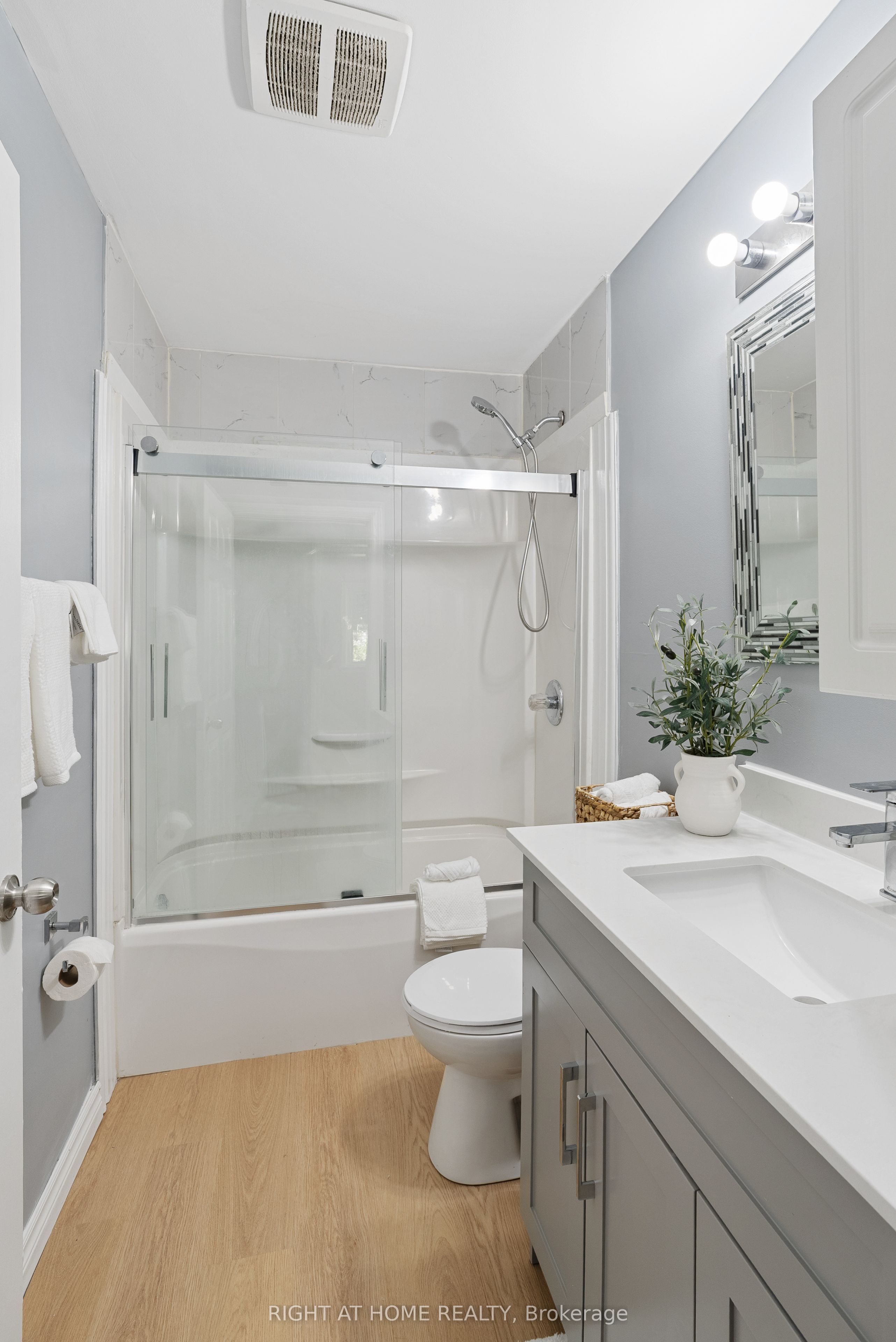 236 Highbury Avenue N Property Photo 17
