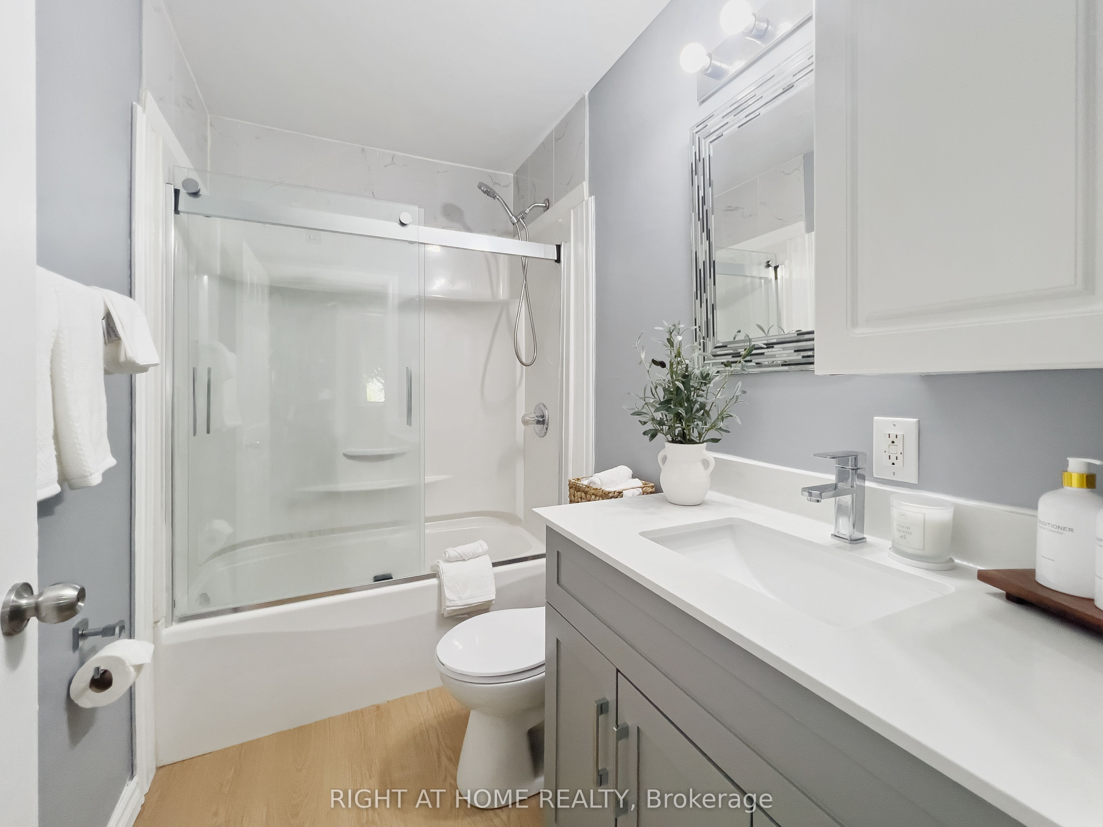 236 Highbury Avenue N Property Photo 18