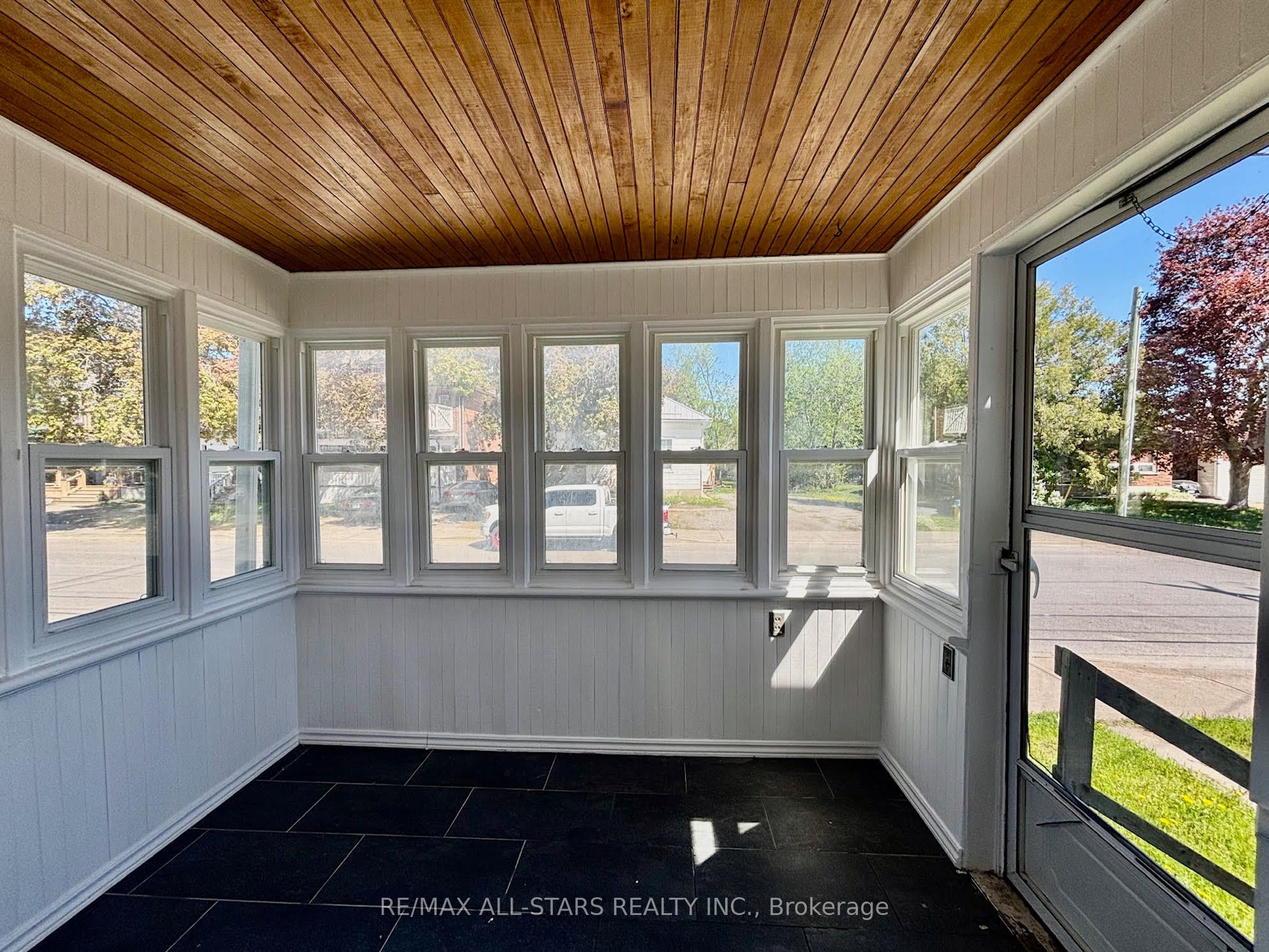81 Durham Street W Property Photo 1