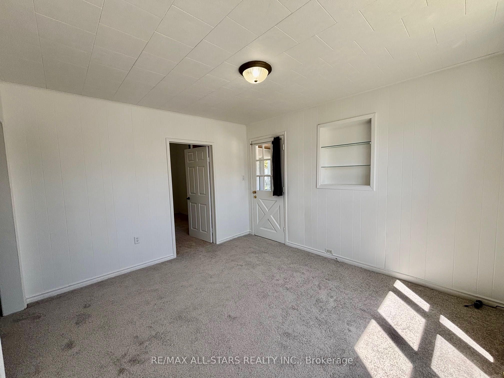 81 Durham Street W Property Photo 7