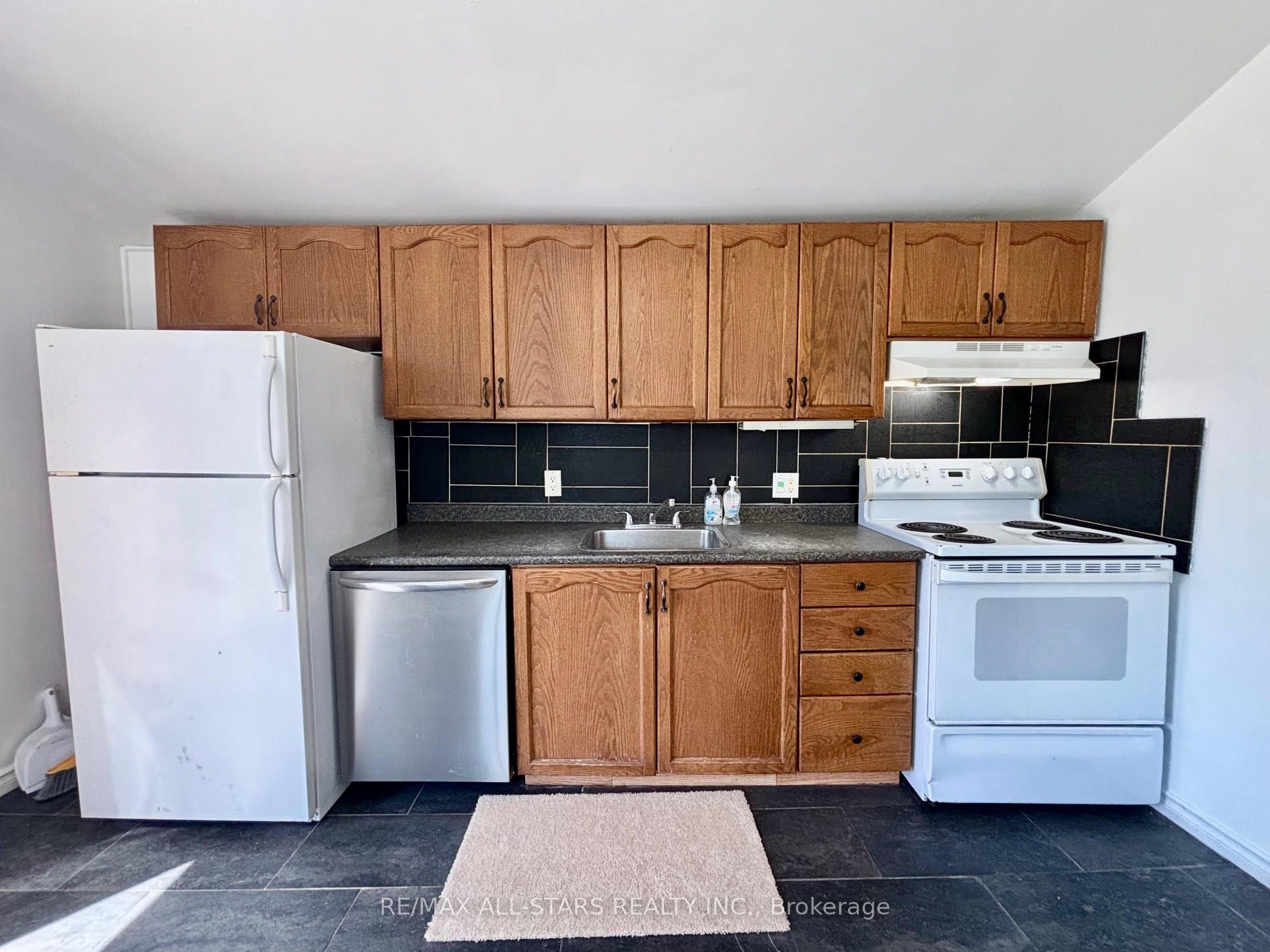 81 Durham Street W Property Photo 8