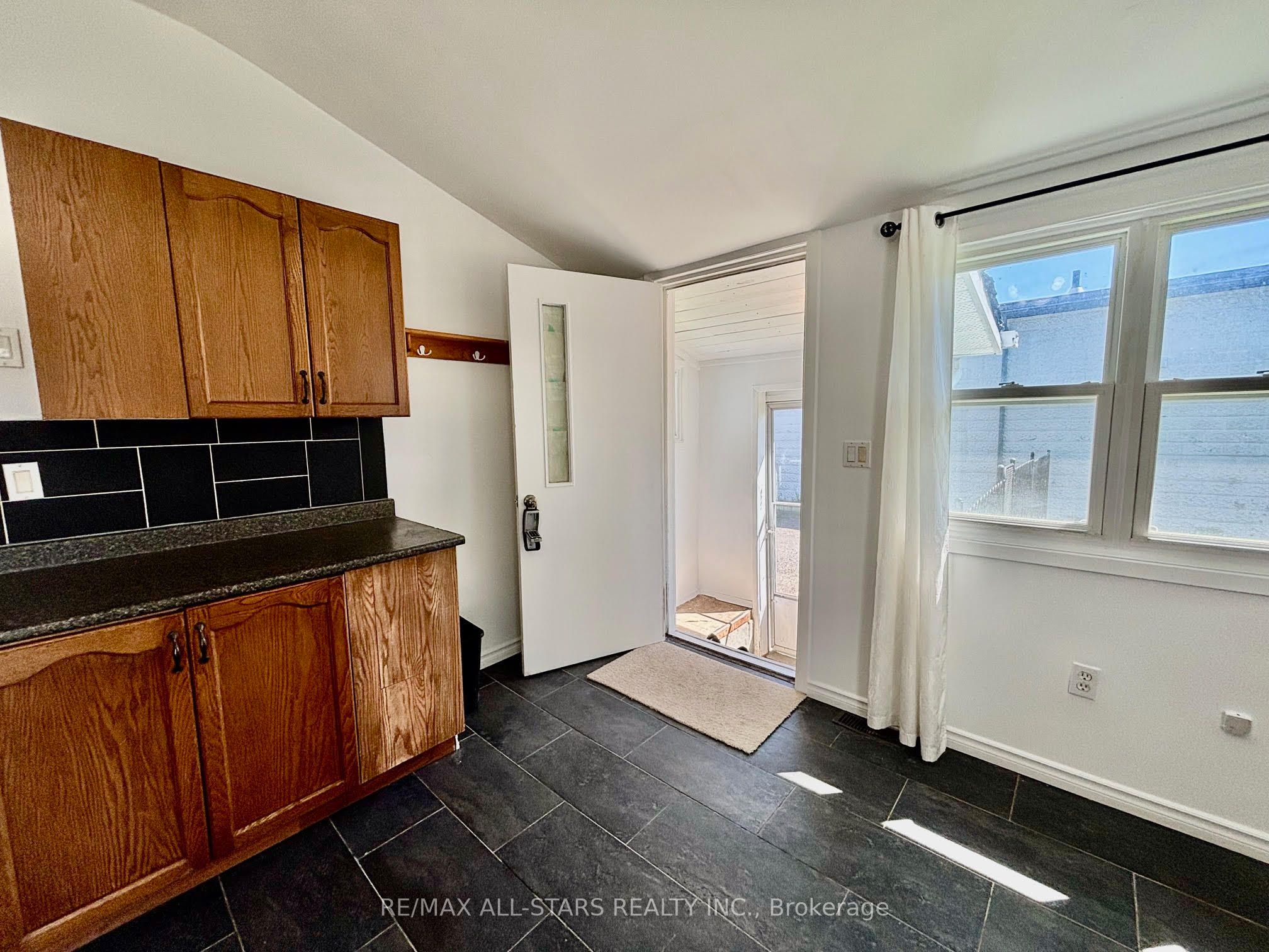 81 Durham Street W Property Photo 9