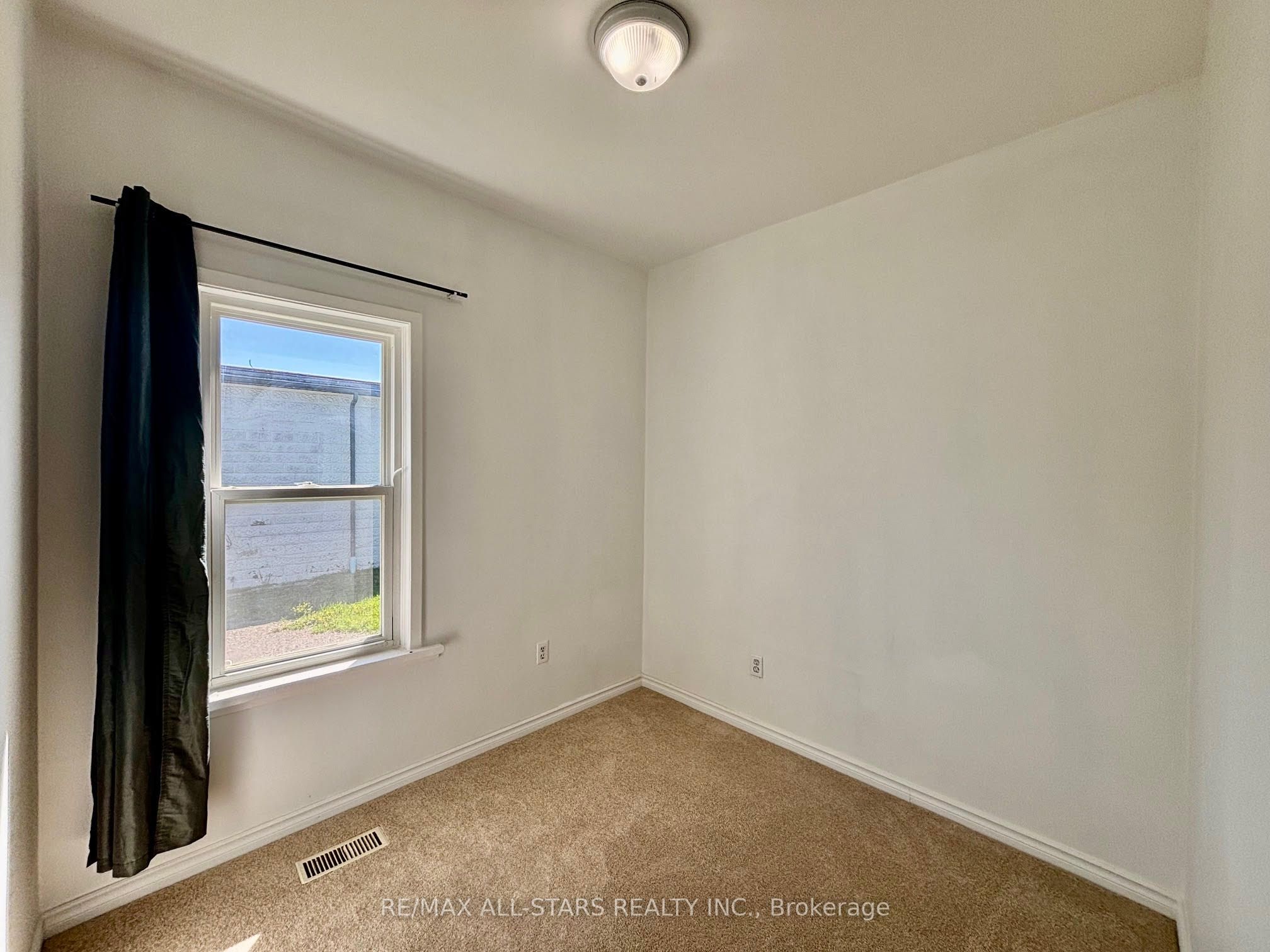 81 Durham Street W Property Photo 12