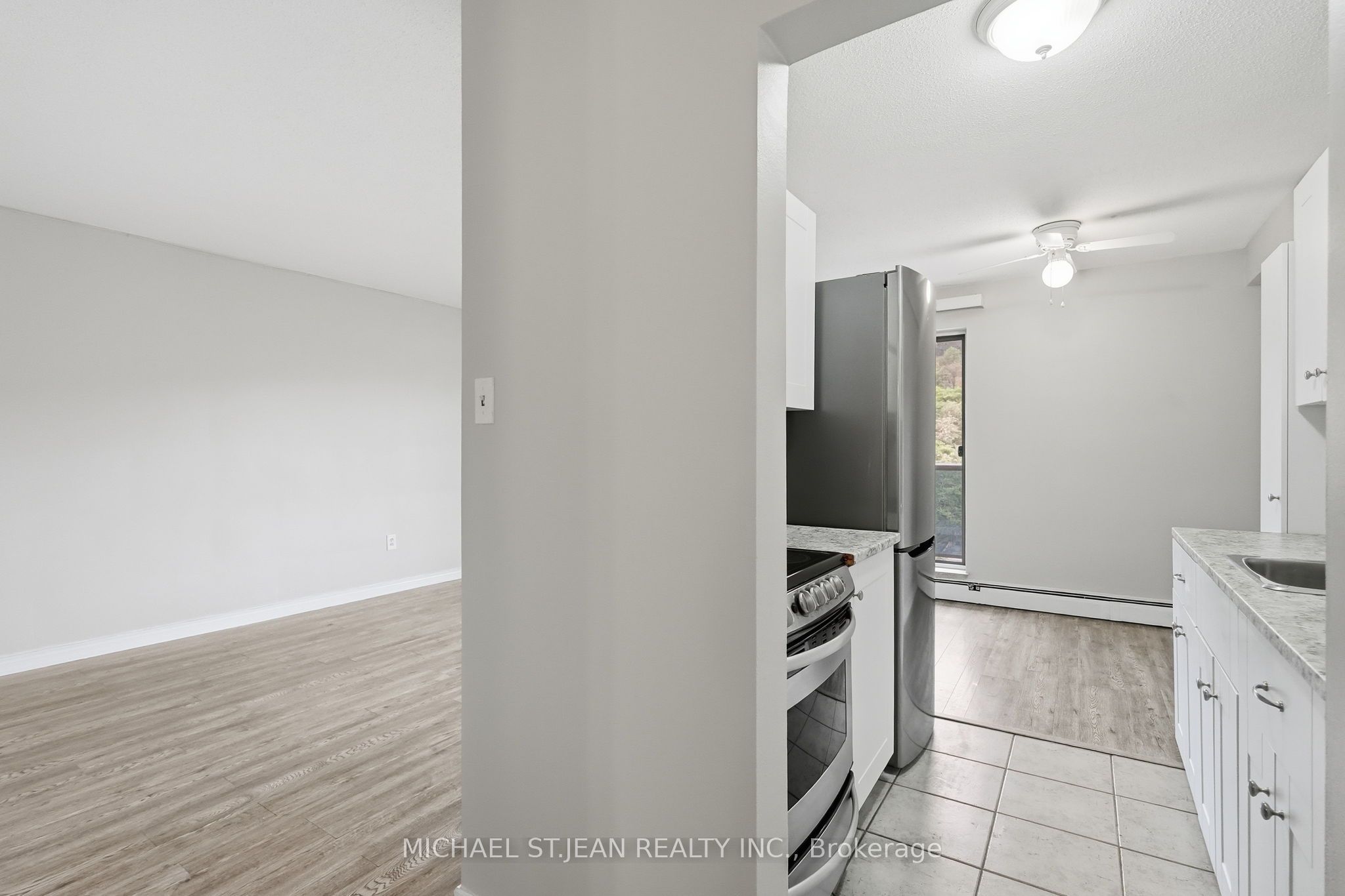 81 Charlton Avenue E 904 Property Photo 10