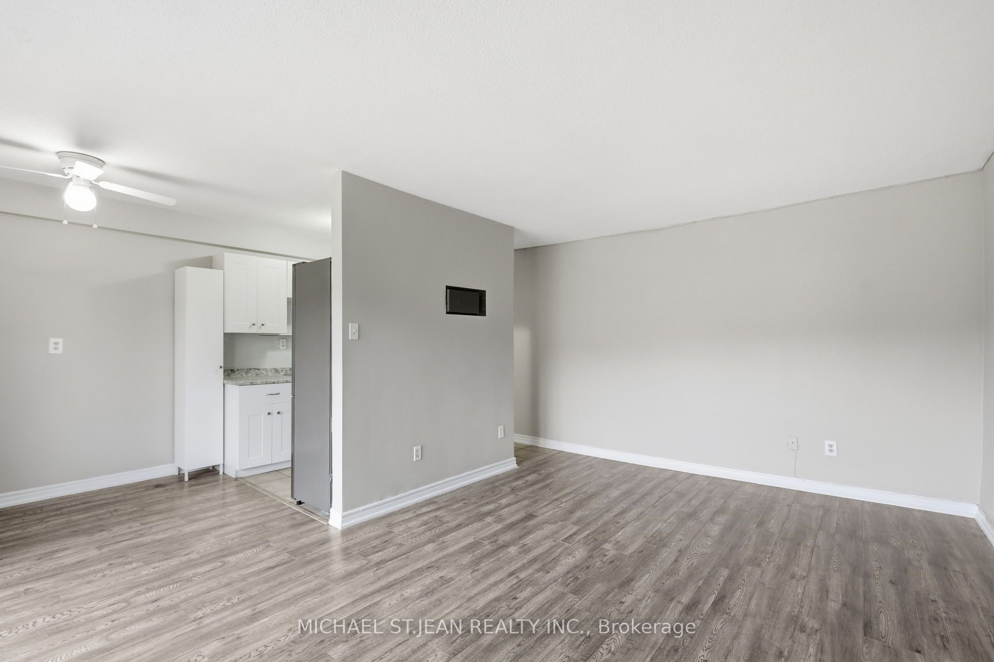 81 Charlton Avenue E 904 Property Photo 17