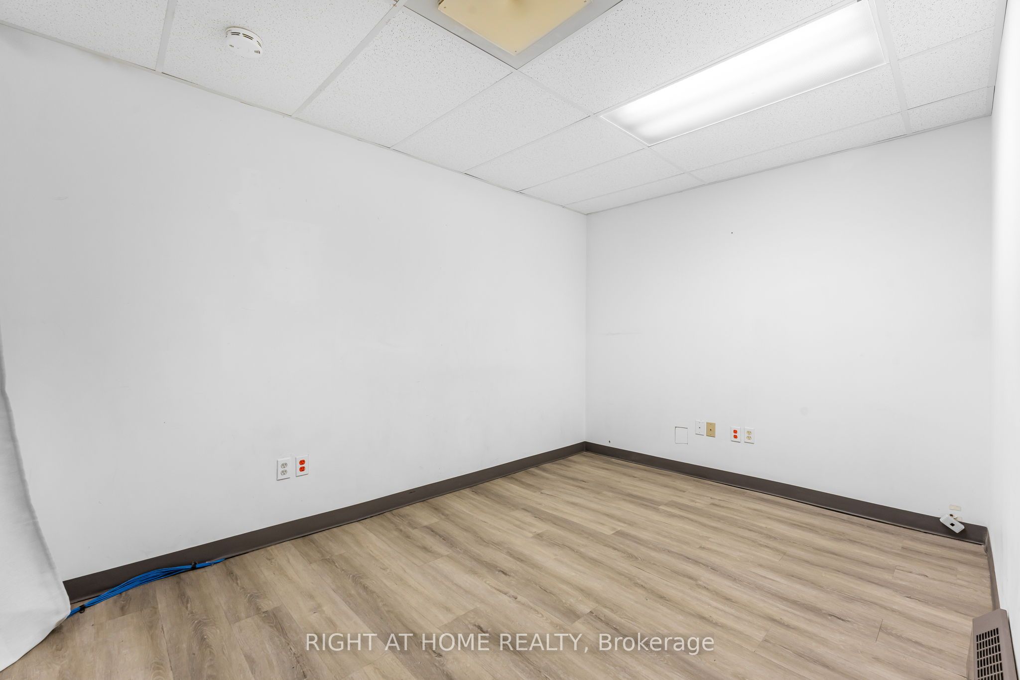 4872 Victoria Avenue Property Photo 10
