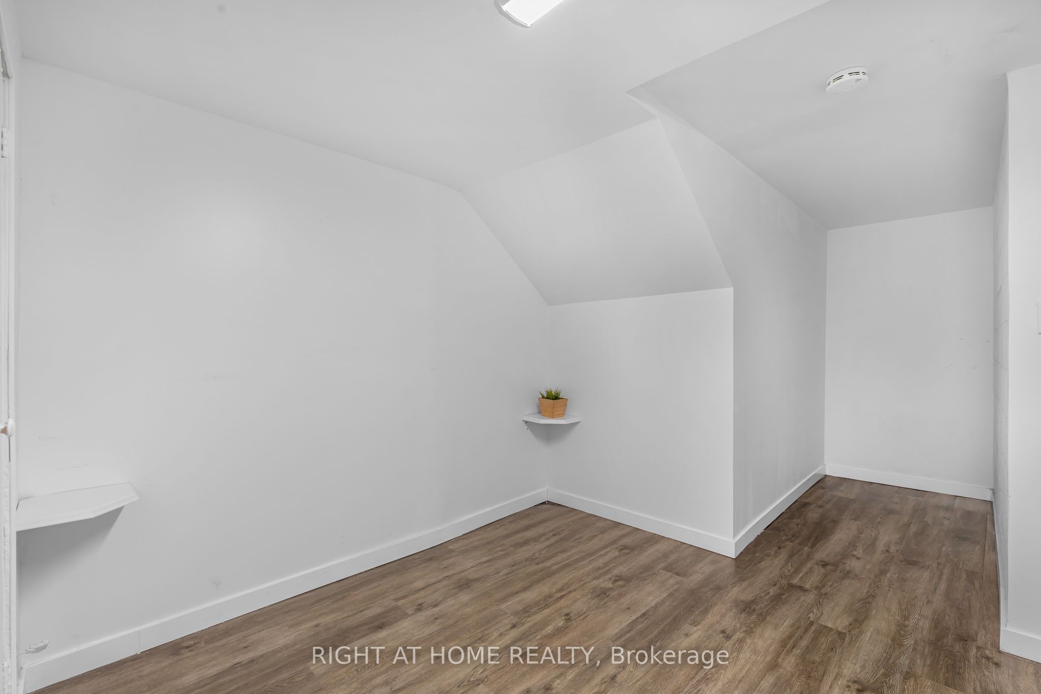 4872 Victoria Avenue Property Photo 15