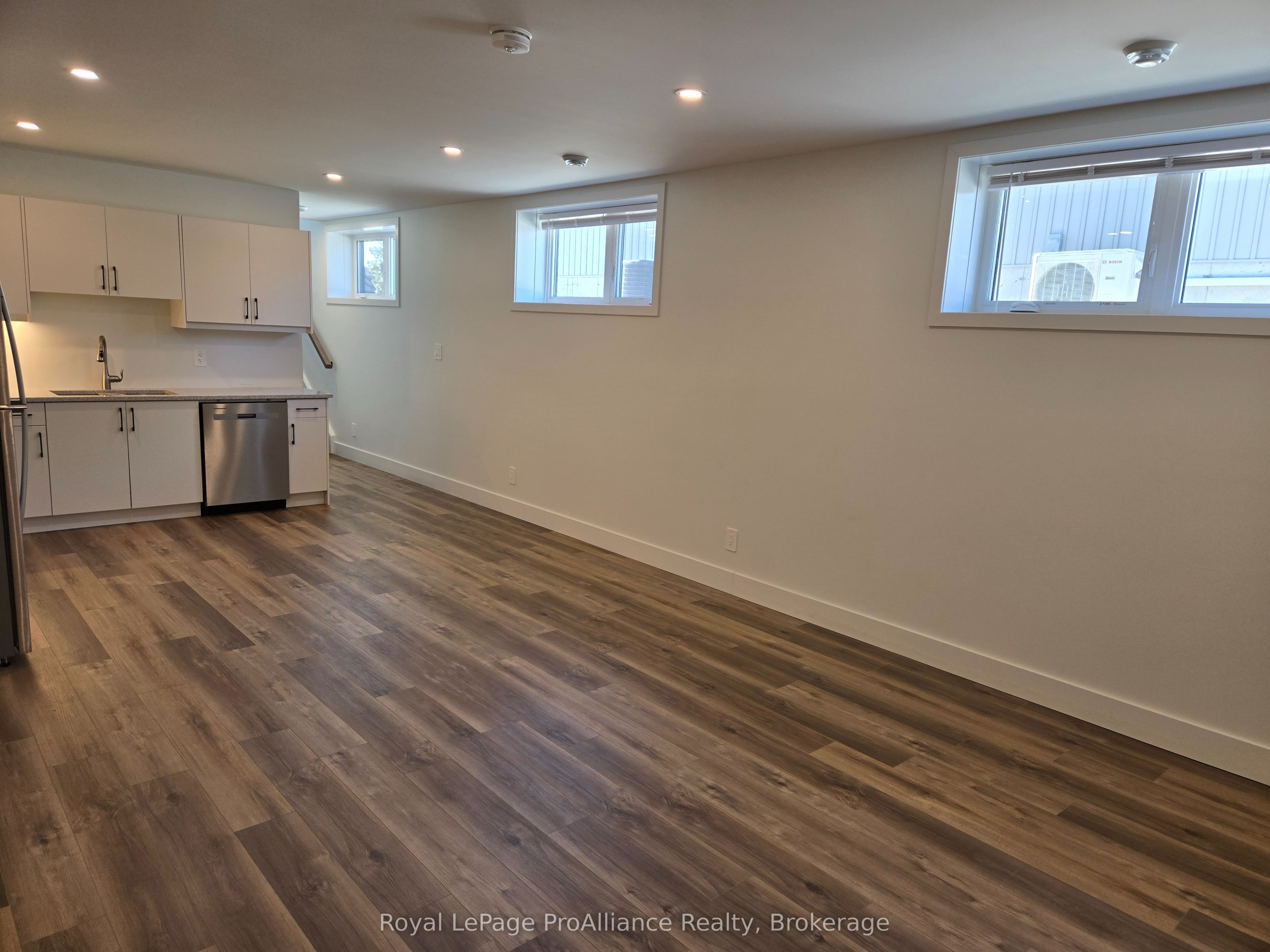 8 Aldersgate Drive B Property Photo 5