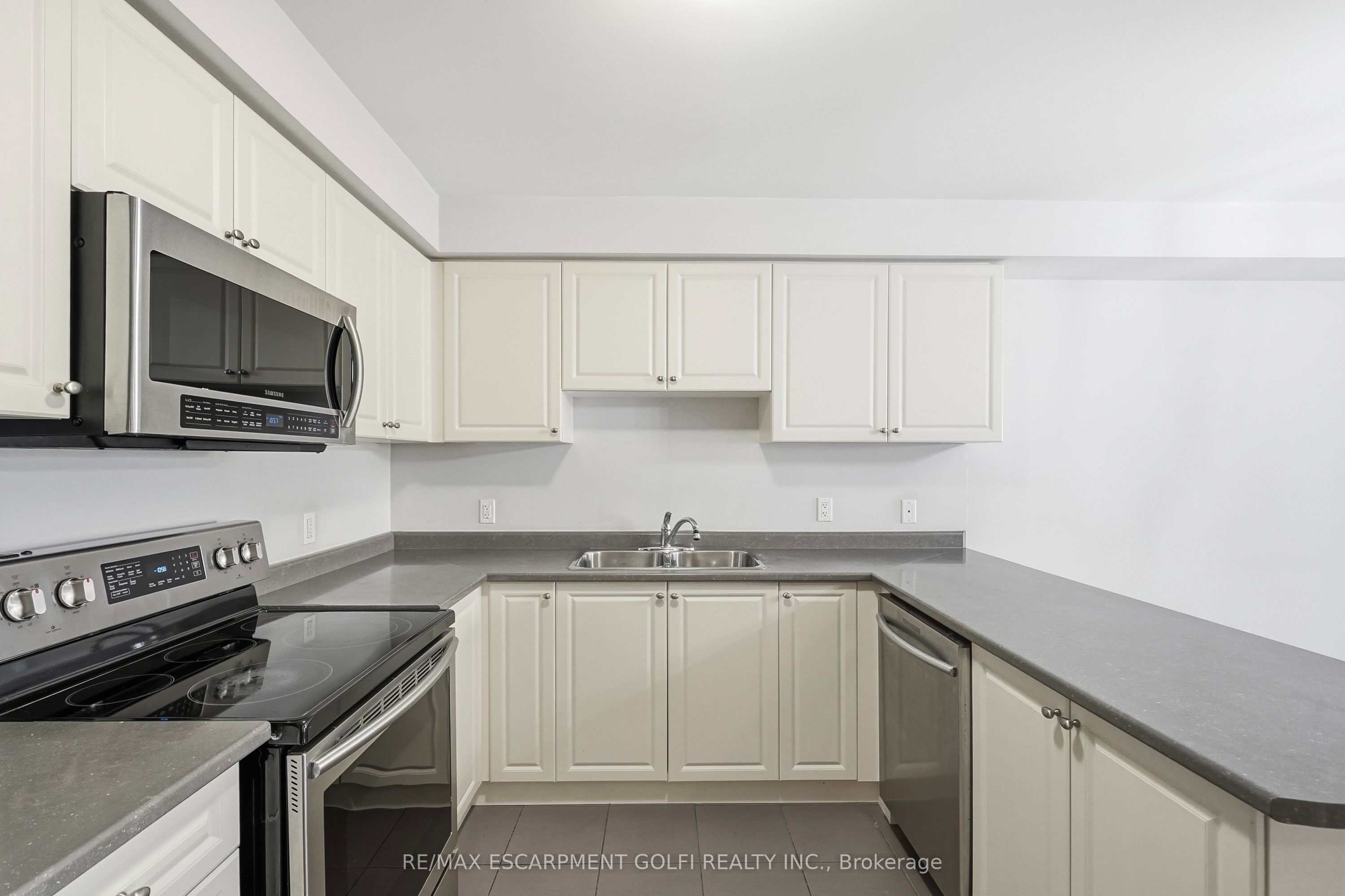 82 Charleswood Crescent Property Photo 9