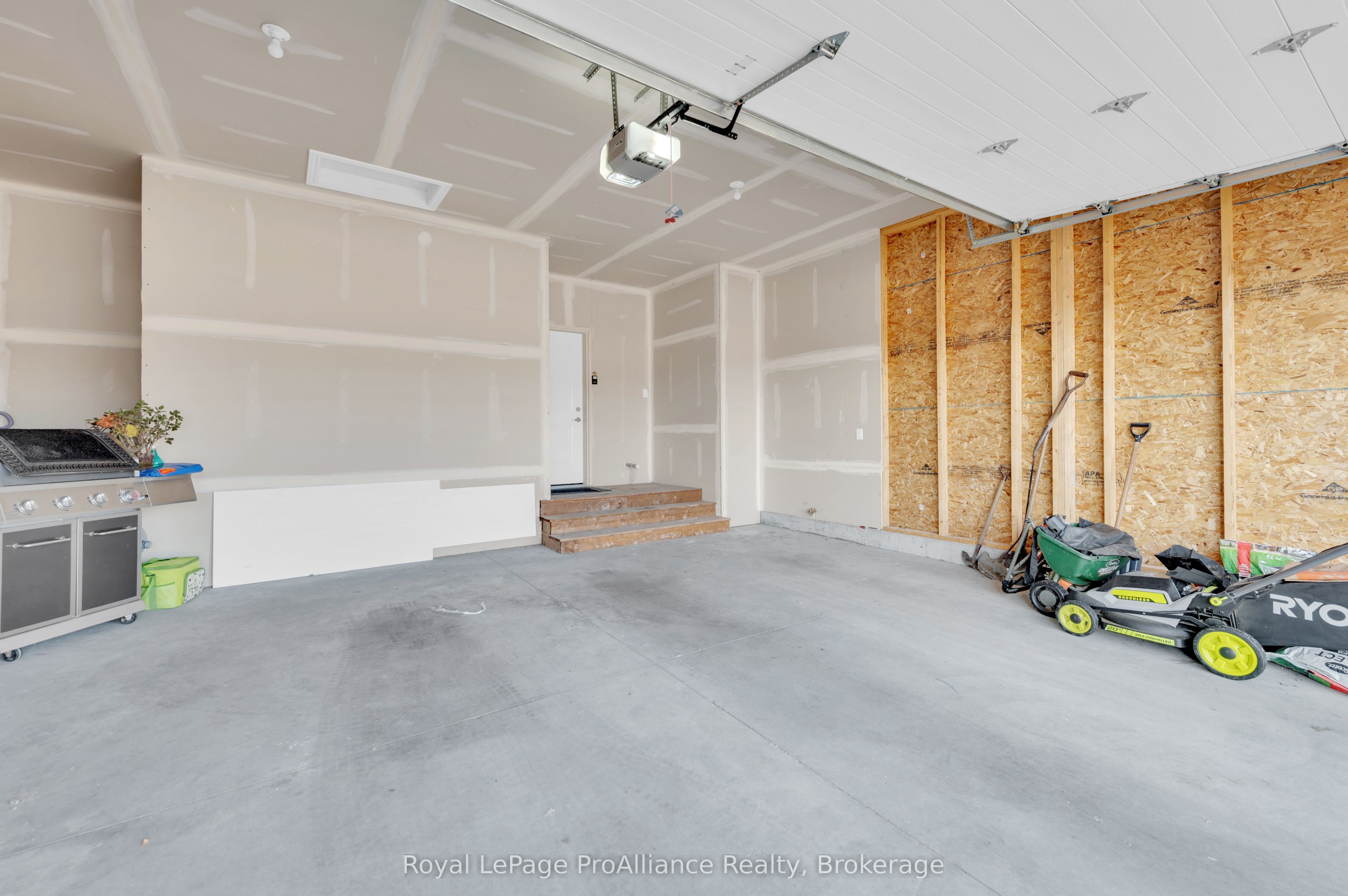16 Lehtinen Crescent Property Photo 23