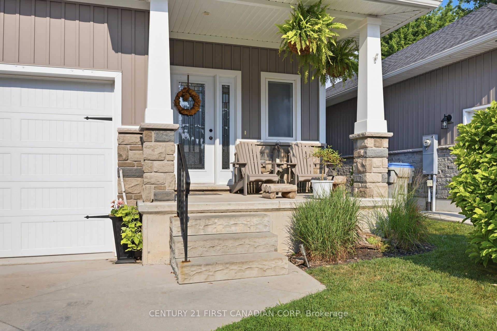 279 Oak Street Property Photo 4