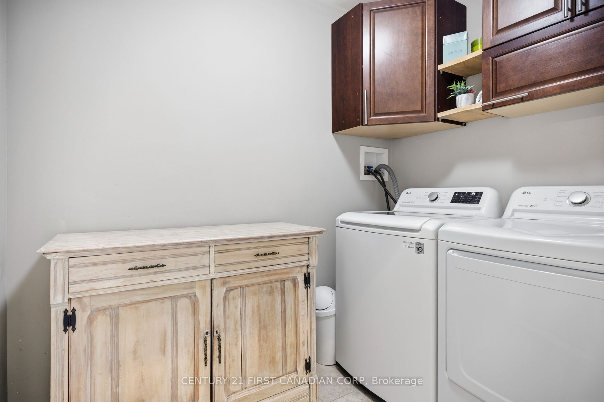 279 Oak Street Property Photo 8
