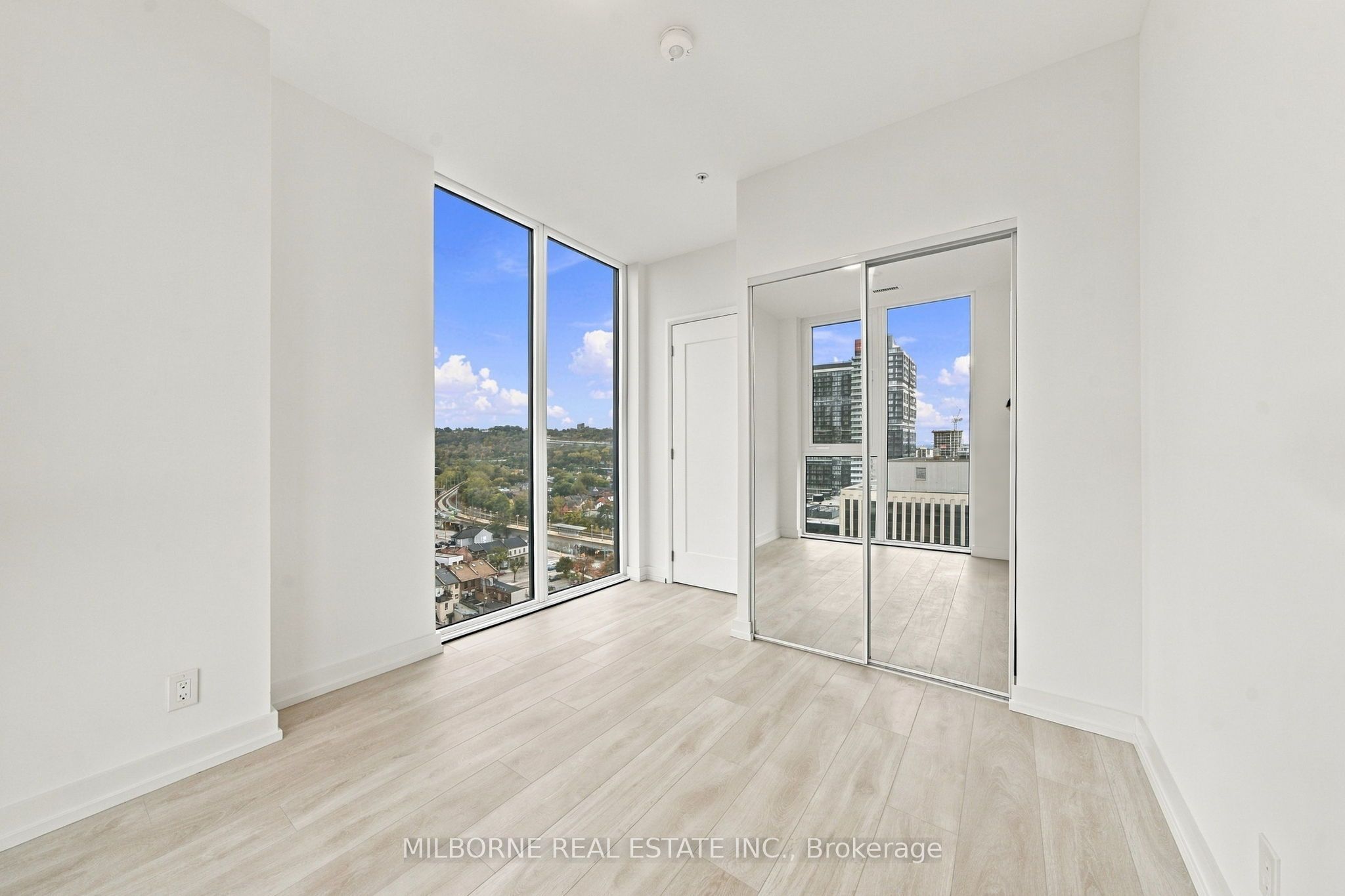 75 James Street S 1511 Property Photo 28