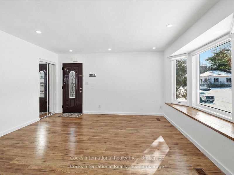 36 Susan Street W Property Photo 4