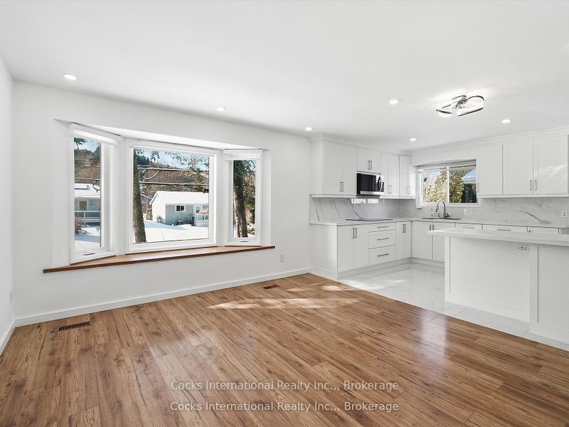 36 Susan Street W Property Photo 6