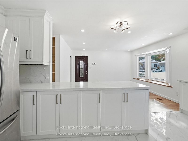 36 Susan Street W Property Photo 8