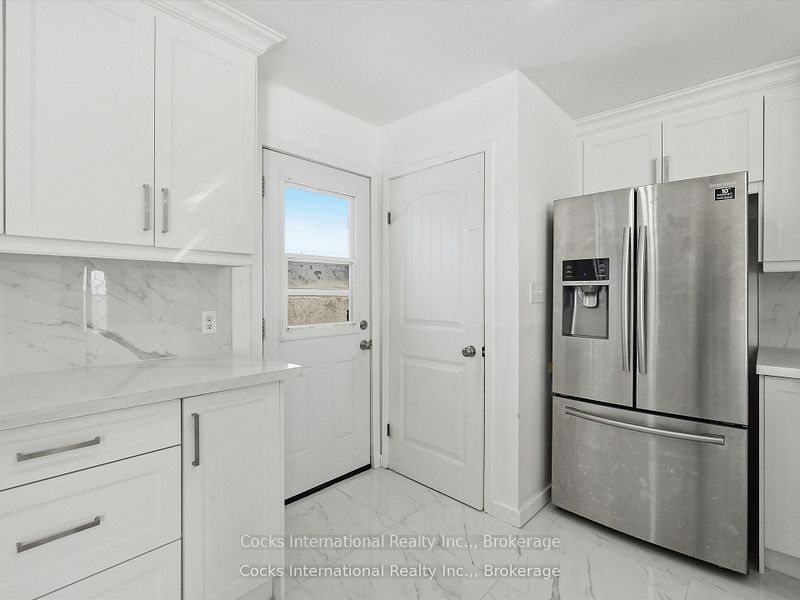 36 Susan Street W Property Photo 10