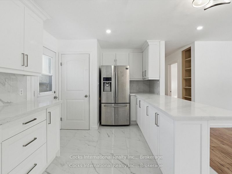36 Susan Street W Property Photo 11