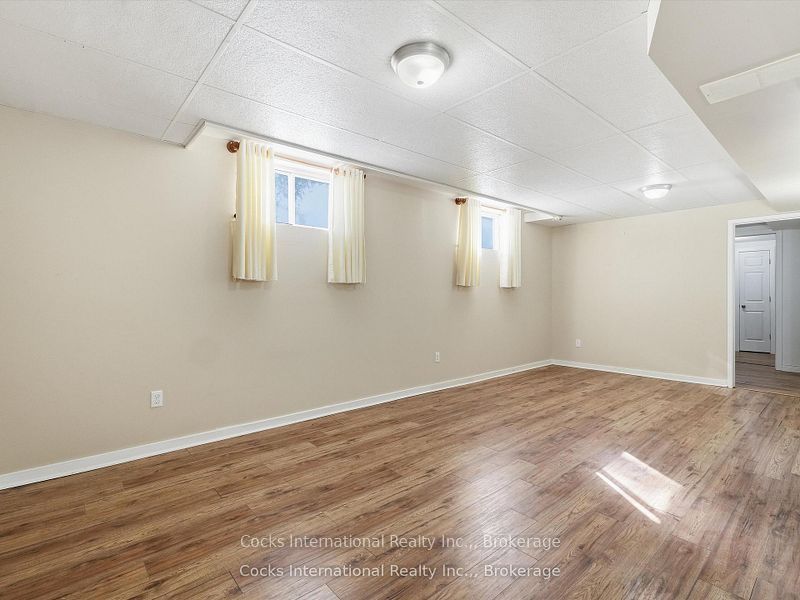 36 Susan Street W Property Photo 27