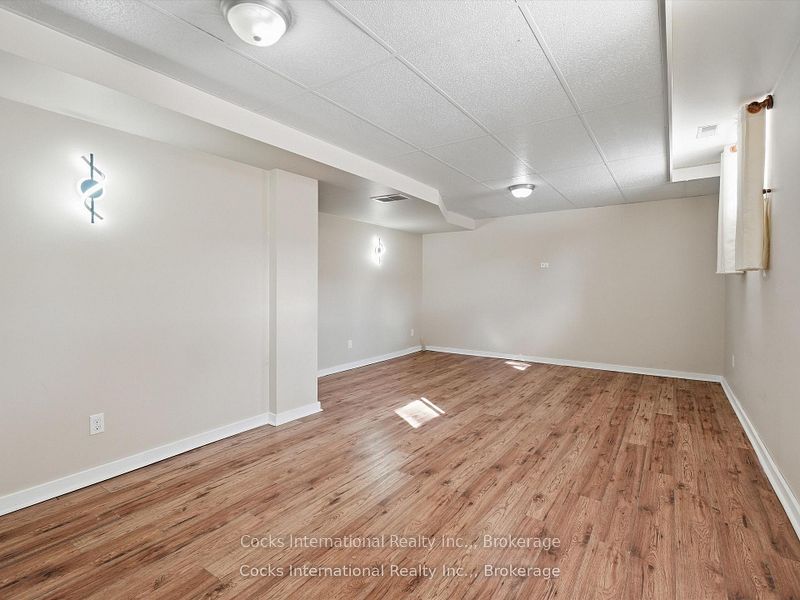 36 Susan Street W Property Photo 28