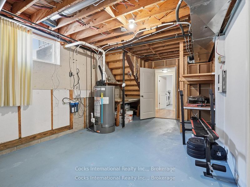 36 Susan Street W Property Photo 33