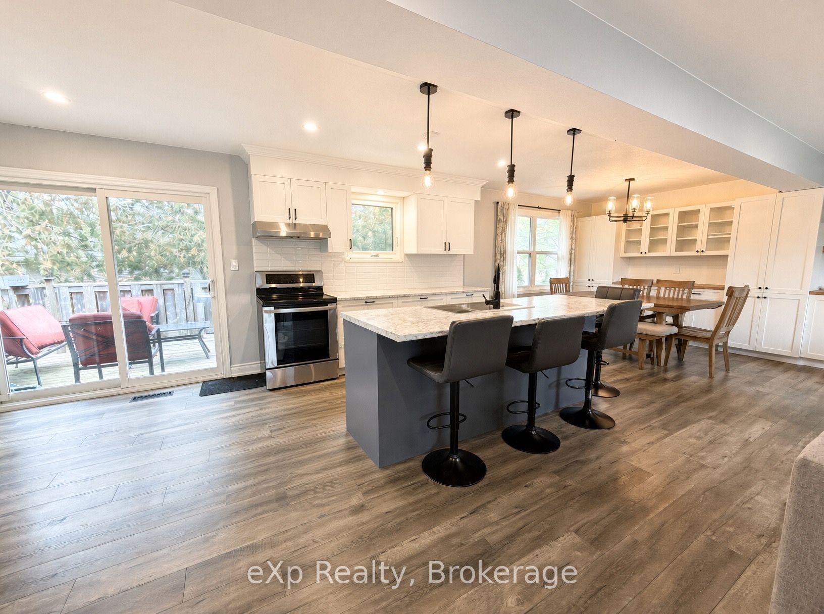 271 Thomas Street Property Photo 8