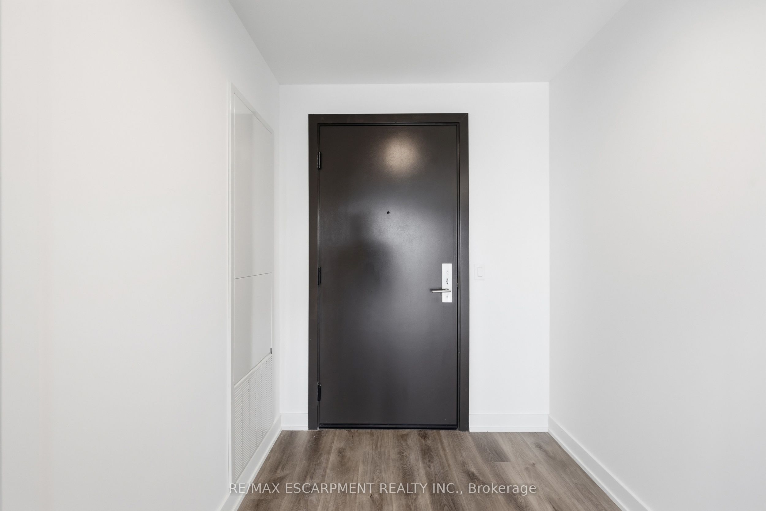 91 John Street N 606 Property Photo 3