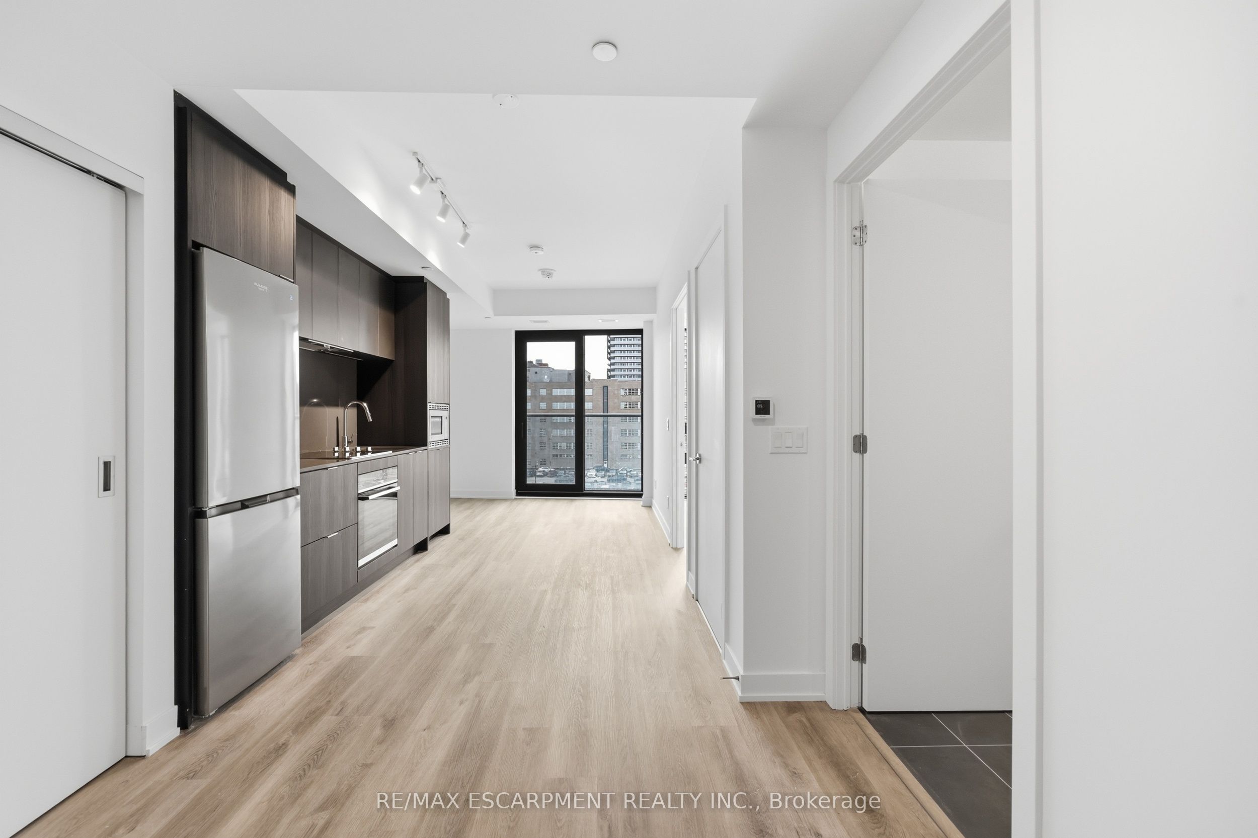 91 John Street N 606 Property Photo 4