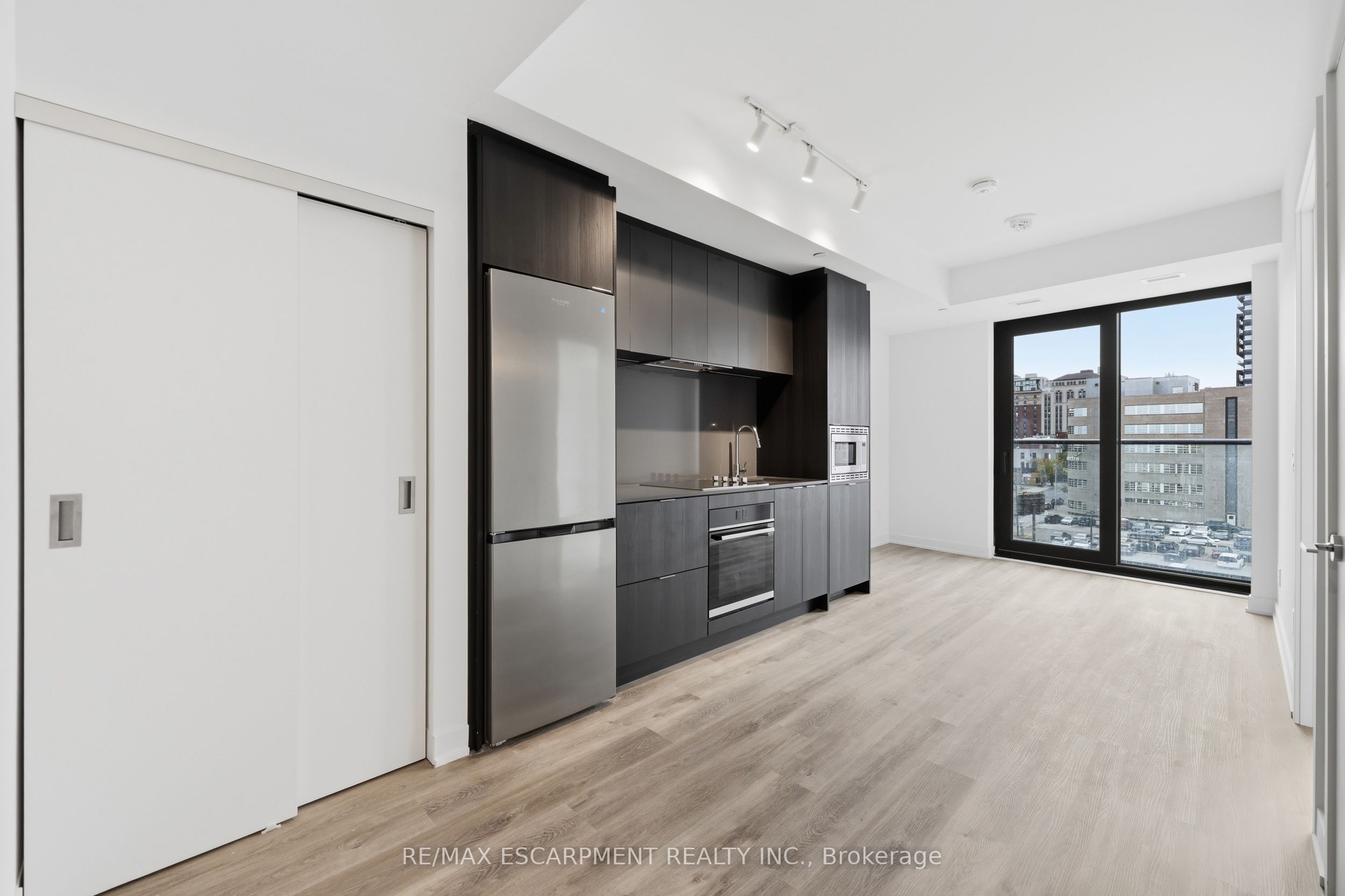 91 John Street N 606 Property Photo 5