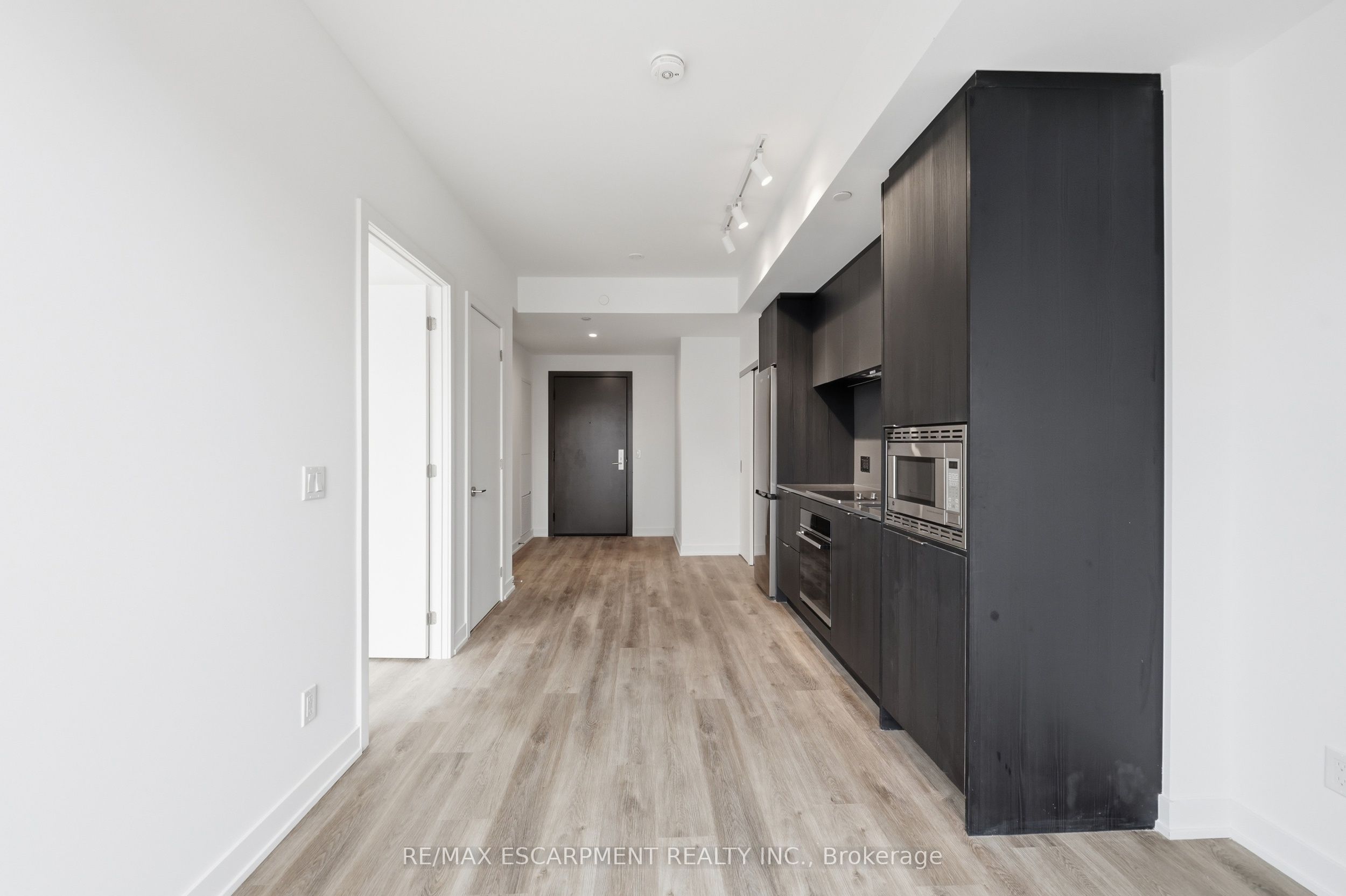91 John Street N 606 Property Photo 7